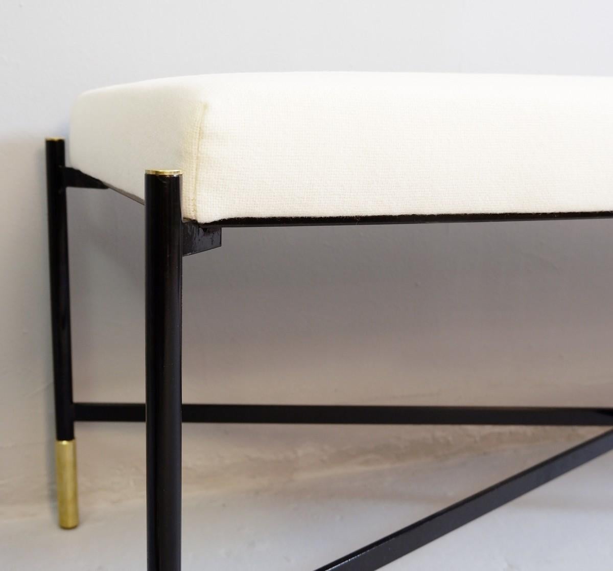 2 Bänke, neu, cremeweißer Stoff mit schwarzen Metallbeinen, Preis für einen (Europäisch) im Angebot