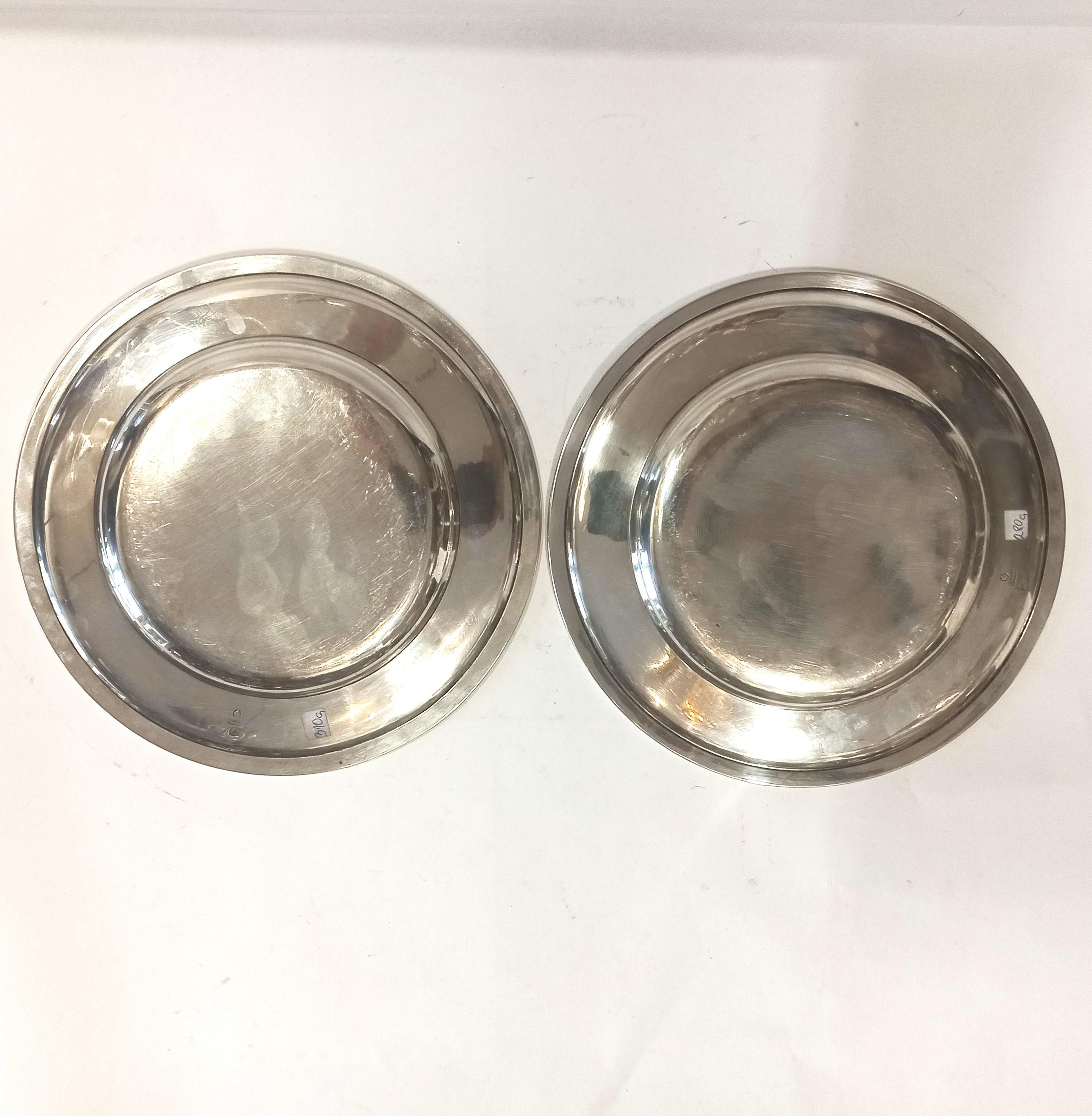 Zwei Biedermeier-Silberteller, massiv 800er Silber, handgefertigt in Wien (Österreich/Ungarn) Schiffer-Manufaktur von 1859
Punzierungen: 13 Lose mit der Jahreszahl 1859, Herstellermarke Schiffer