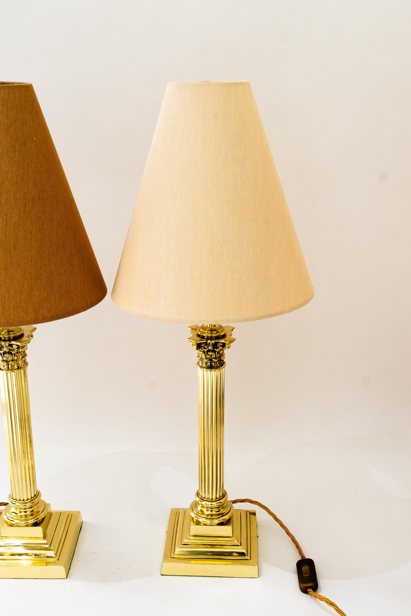 2 Große Art deco massive Tischlampen mit Stoffschirmen Wien um 1920er Jahre
Solide Ausführung
Die Stoffschirme werden ersetzt ( neu )
Messing poliert und emailliert