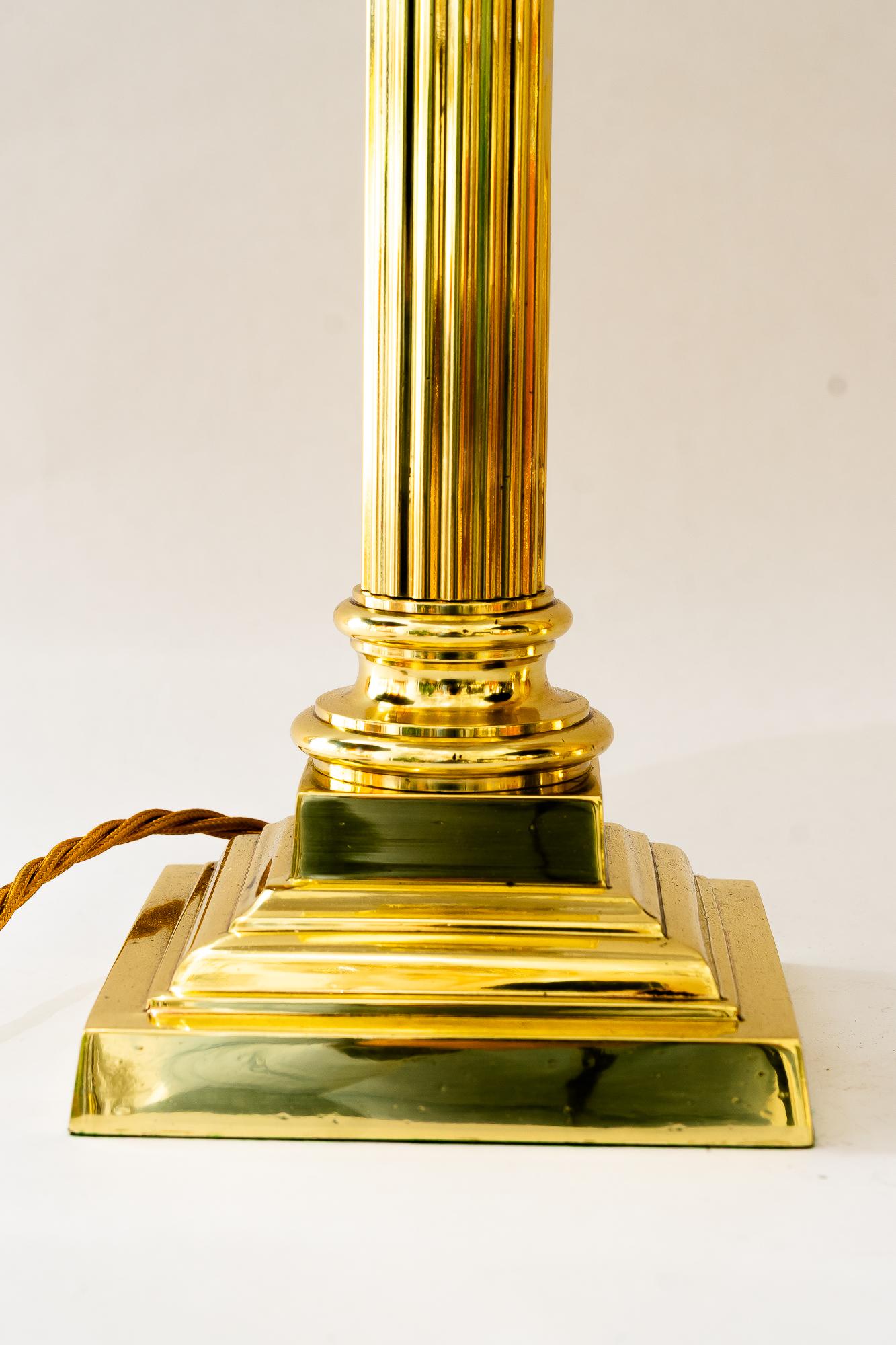 2 Große Art deco massive Tischlampen mit Stoffschirmen Wien um 1920er Jahre (Messing) im Angebot