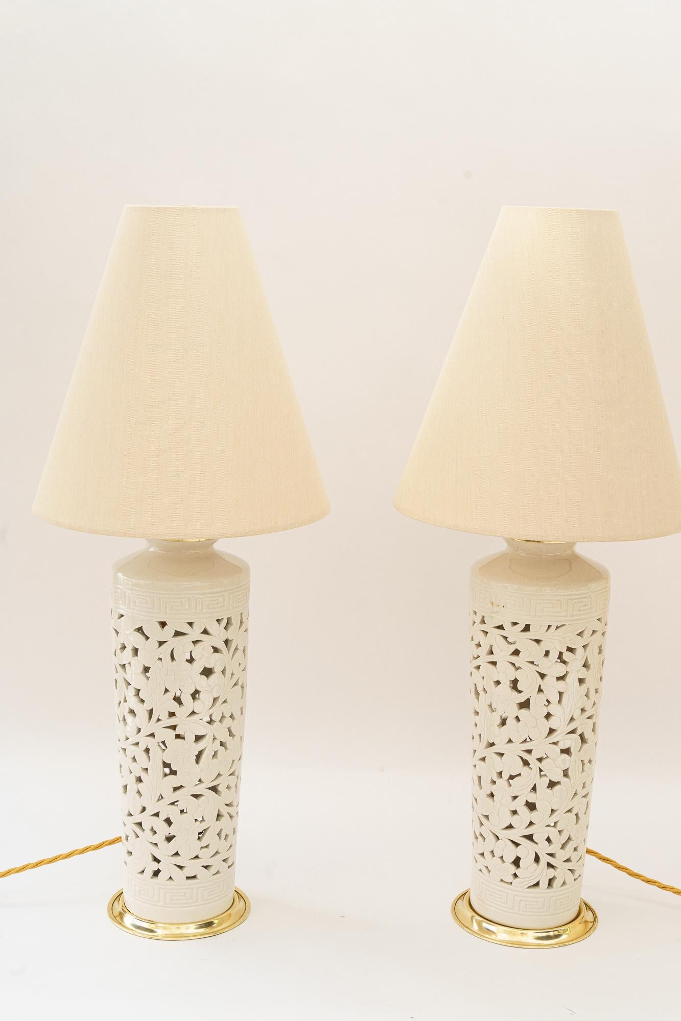 2 Grandes lampes de table en céramique viennoise vers les années 1950
Etat original
Les stores sont remplacés ( nouveaux )