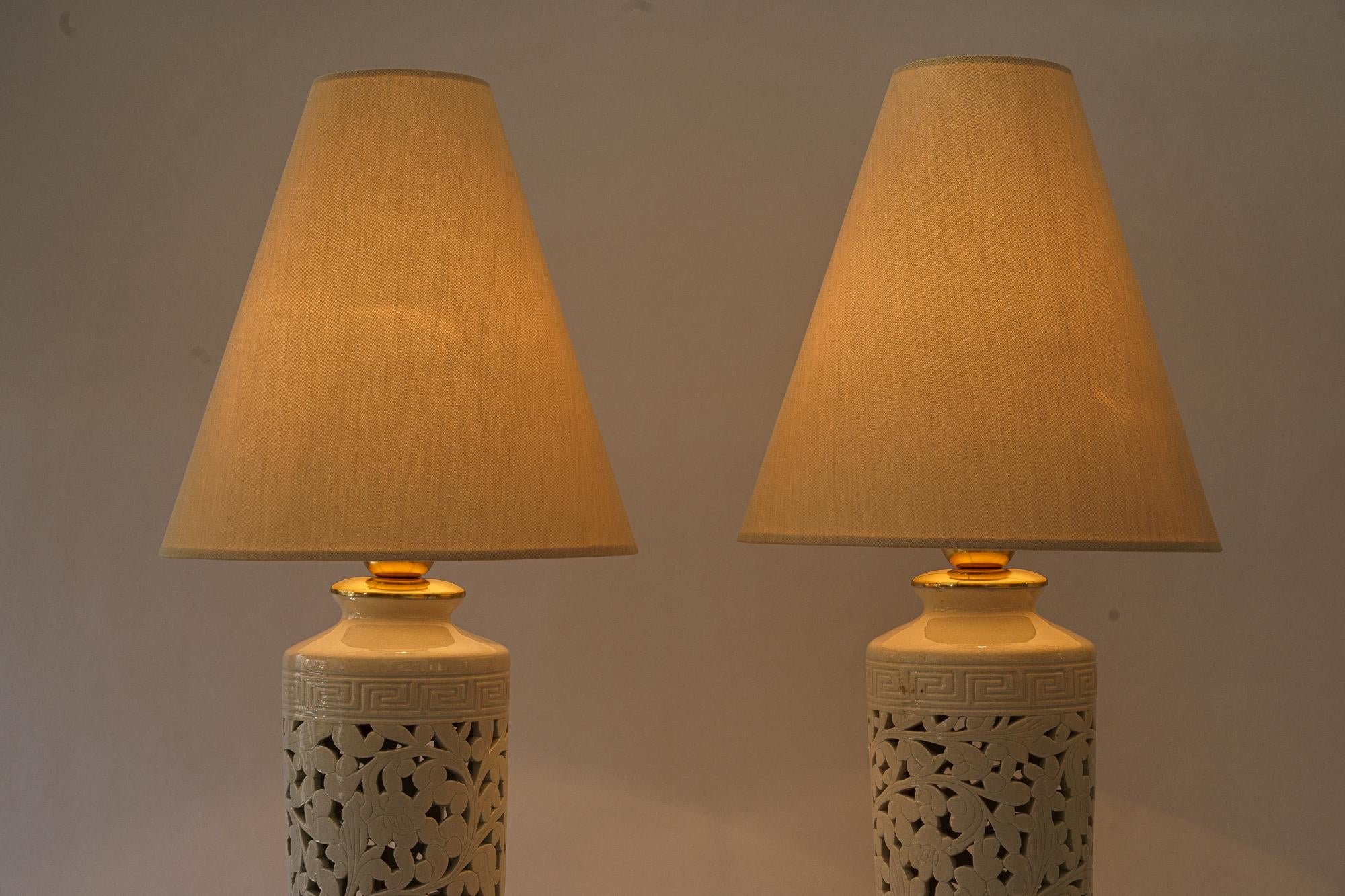 Laiton 2 Grandes lampes de table en céramique viennoise vers les années 1950 en vente