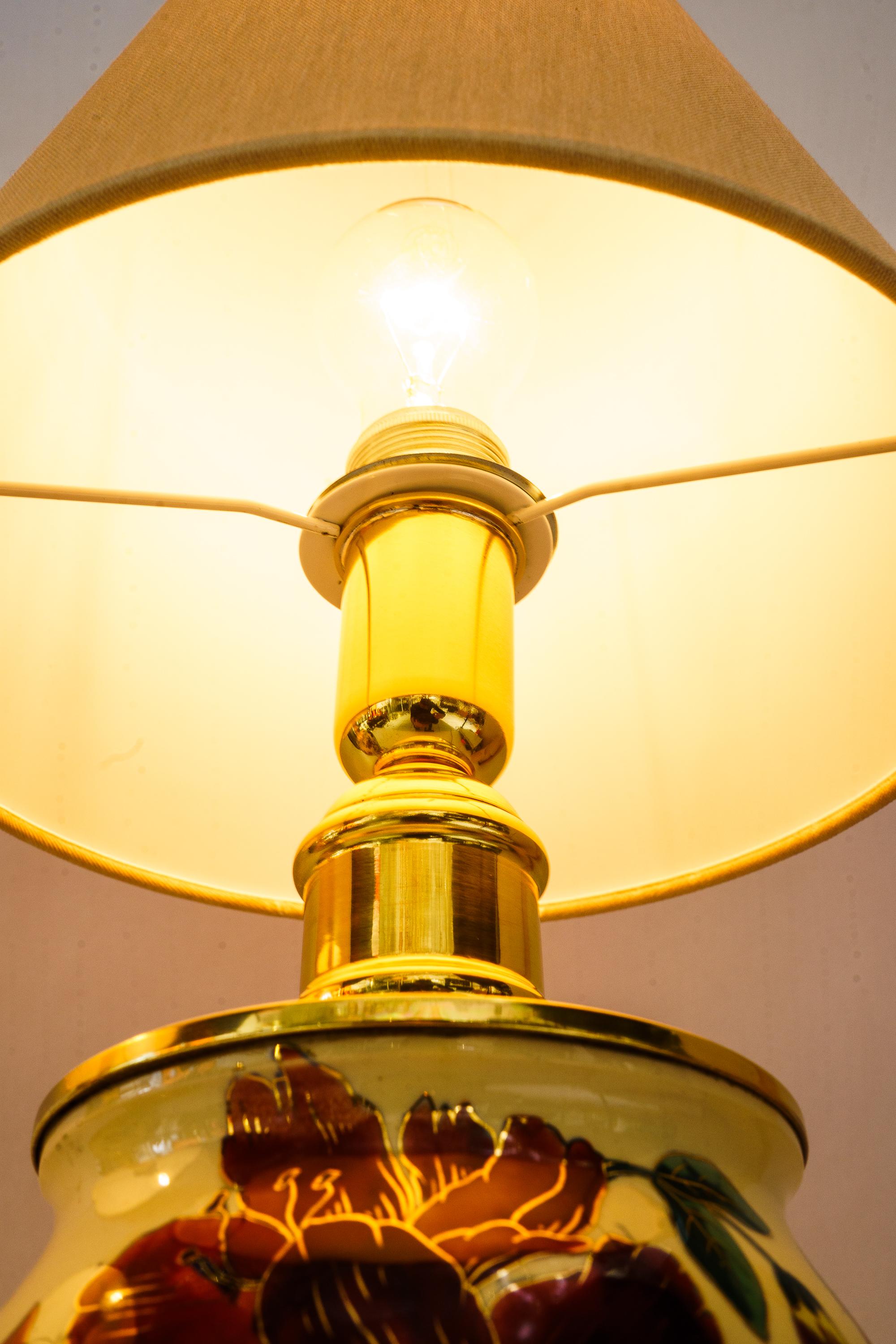 2 große historistische tischlampen mit stoffschirmen wien um 1890er im Angebot 3