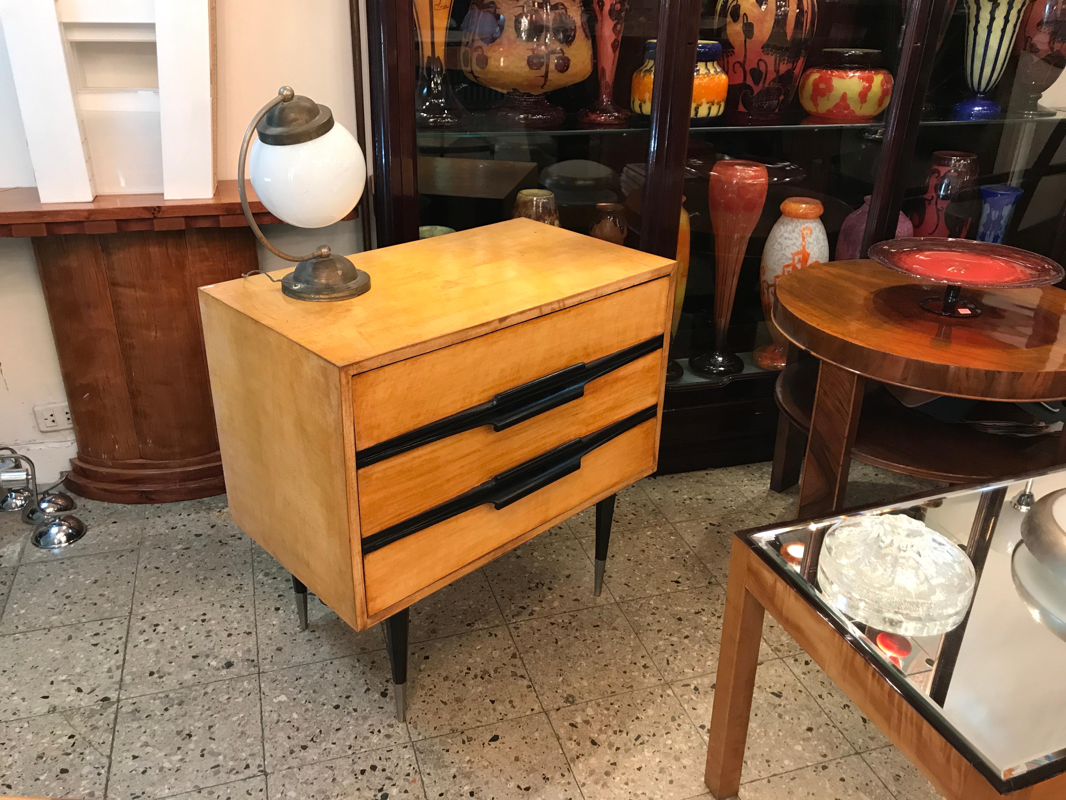 2 American tables
Year: 1960
Material: parchment (Leather) and wood
3 Drawers
It is an elegant and sophisticated tables.
You want to live in the golden years, this is the dining table that your project needs.
We have specialized in the sale of Art