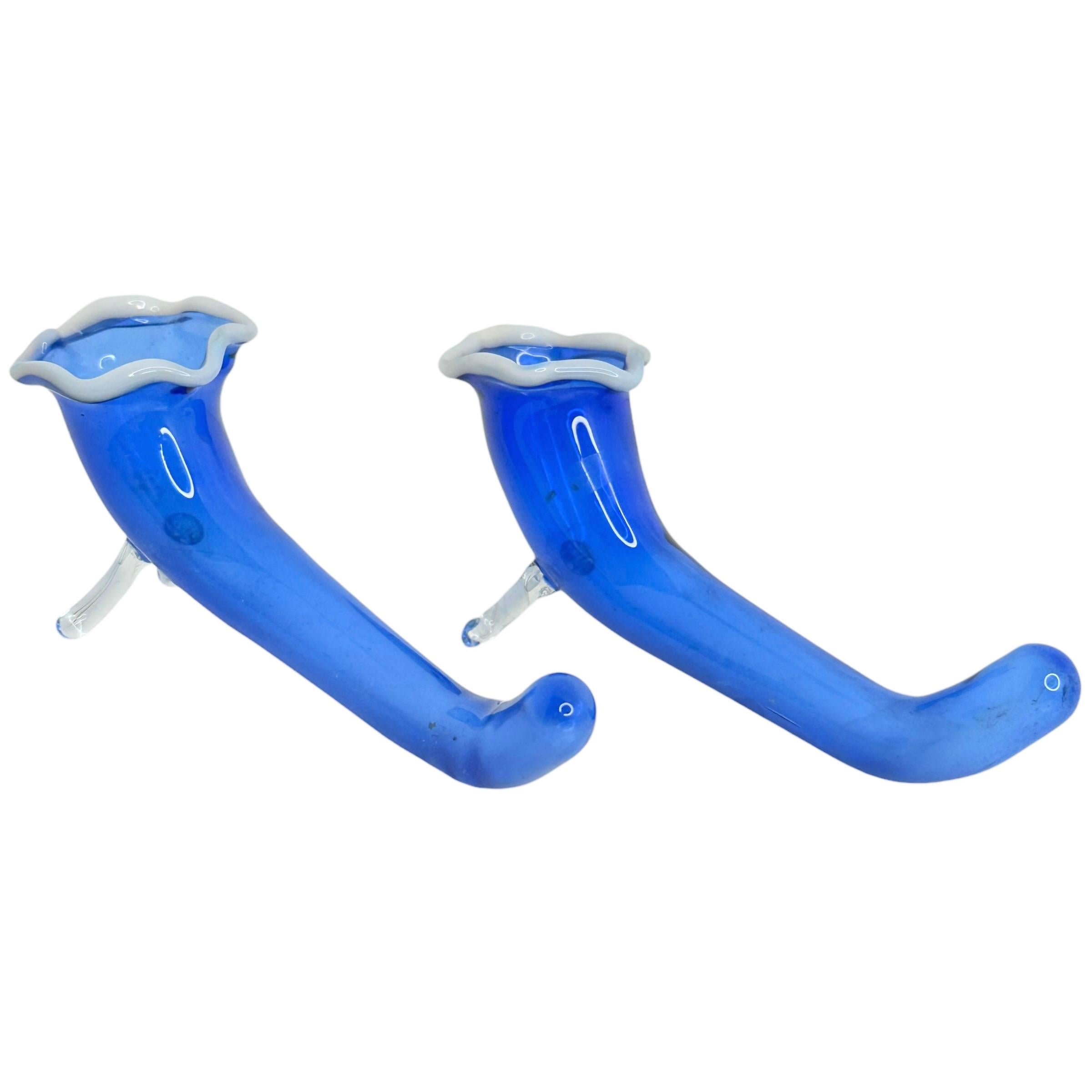 Ecco due poggia cucchiai, coltelli e bacchette / mini vasi di gemme a tubo, realizzati a mano in vetro fuso Vintage, vecchio accessorio da bar dell'austriaco Bimini Lauscha. Extra leggero. Piani aperti come le trombe con corpo a tubo. Sotto la
