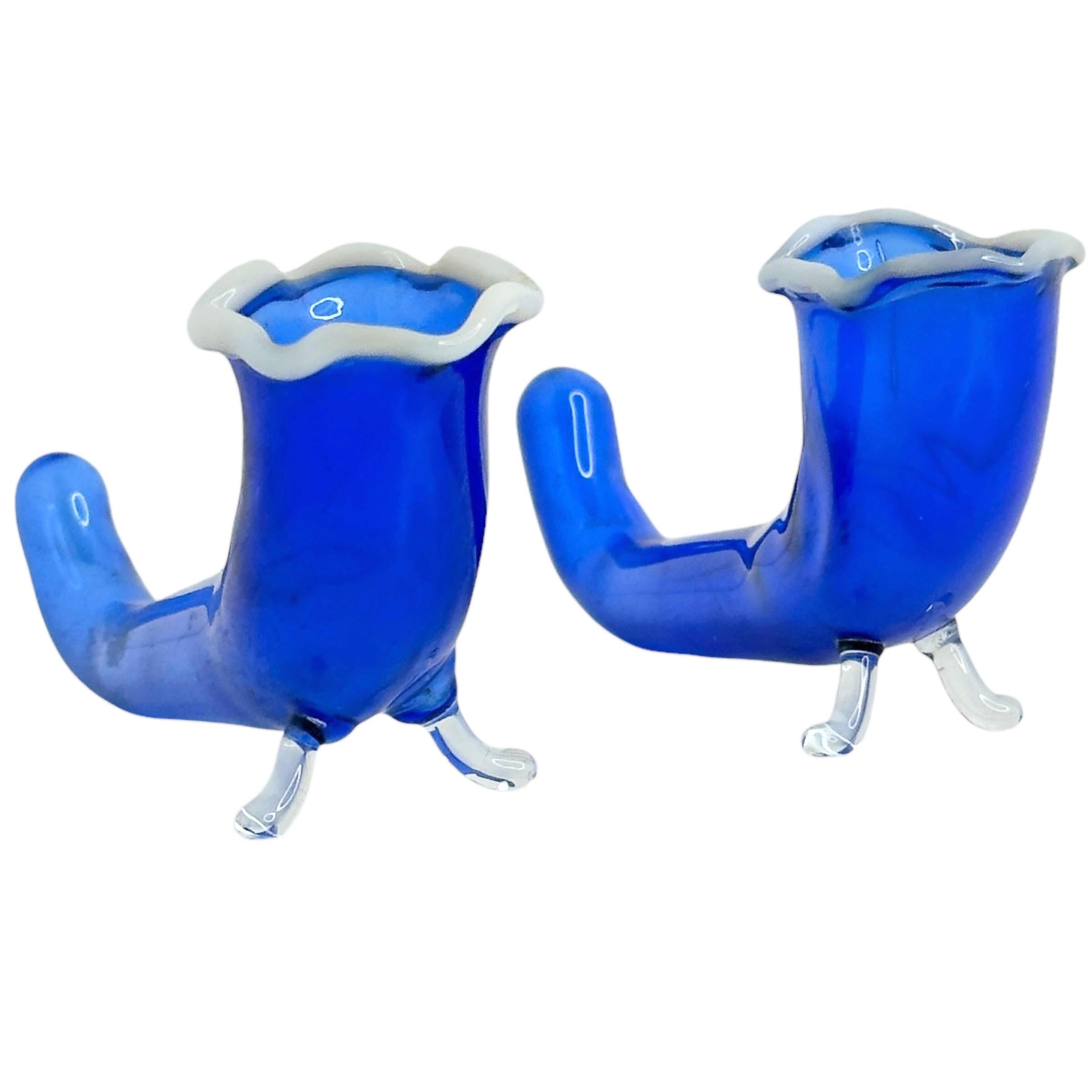 Ecco due poggia cucchiai, coltelli e bacchette / mini vasi di gemme a tubo, realizzati a mano in vetro fuso Vintage, vecchio accessorio da bar dell'austriaco Bimini Lauscha. Extra leggero. Piani aperti come le trombe con corpo a tubo. Sotto la