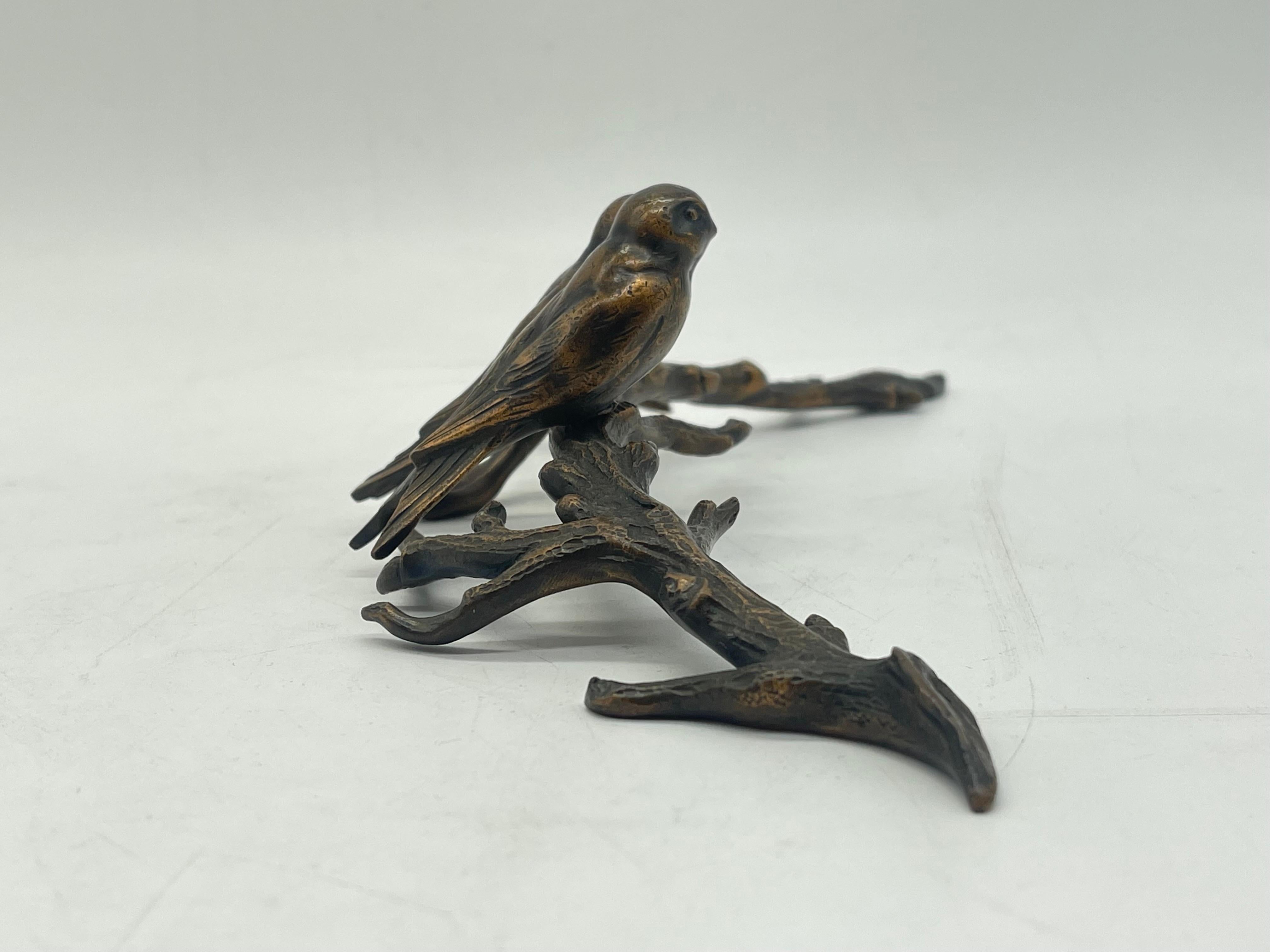 2 Vögel auf einem Branch sitzend Bronzeskulptur / Figur wohl Deutschland (19. Jahrhundert) im Angebot