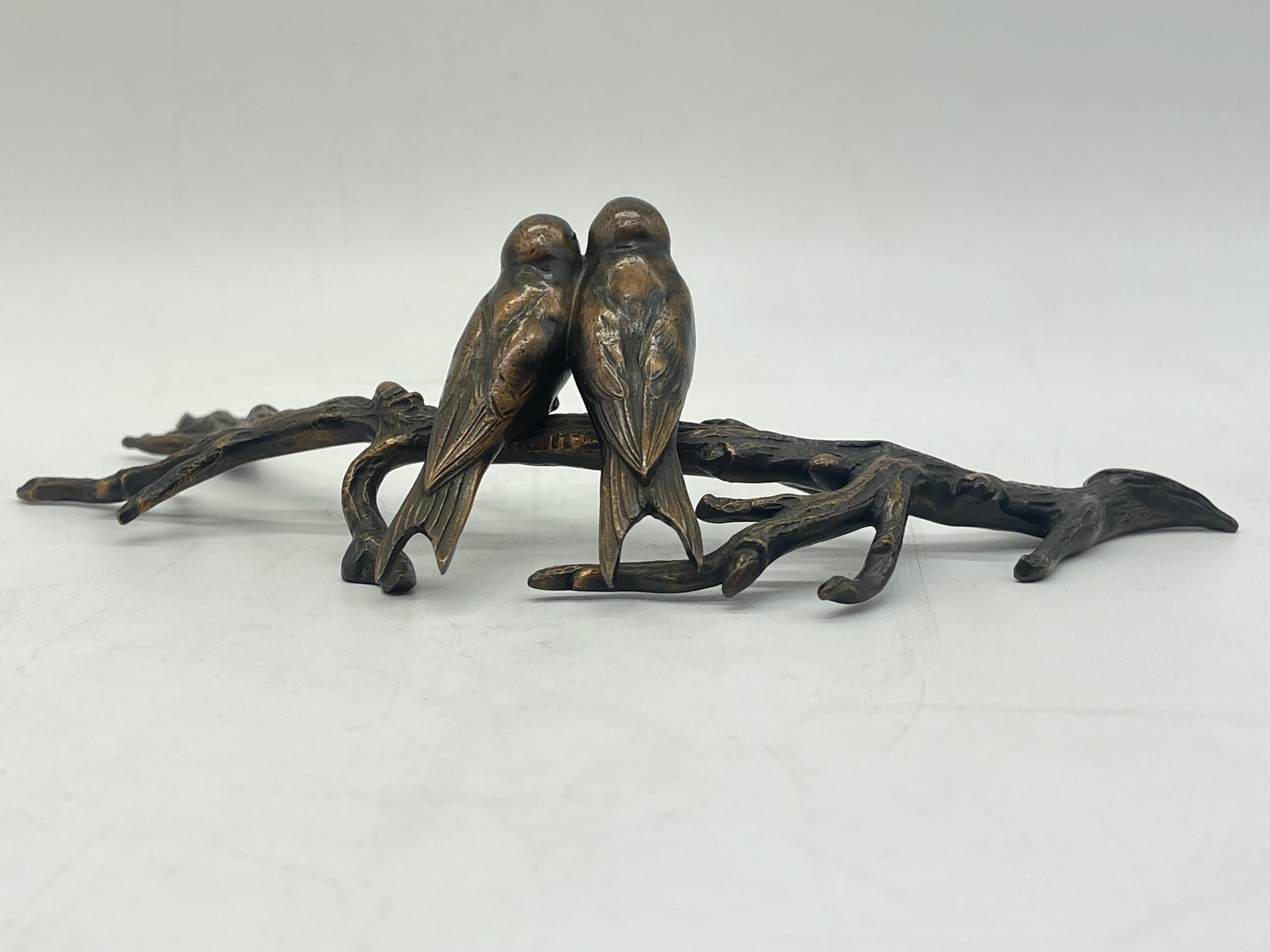 2 Vögel auf einem Branch sitzend Bronzeskulptur / Figur wohl Deutschland (Messing) im Angebot