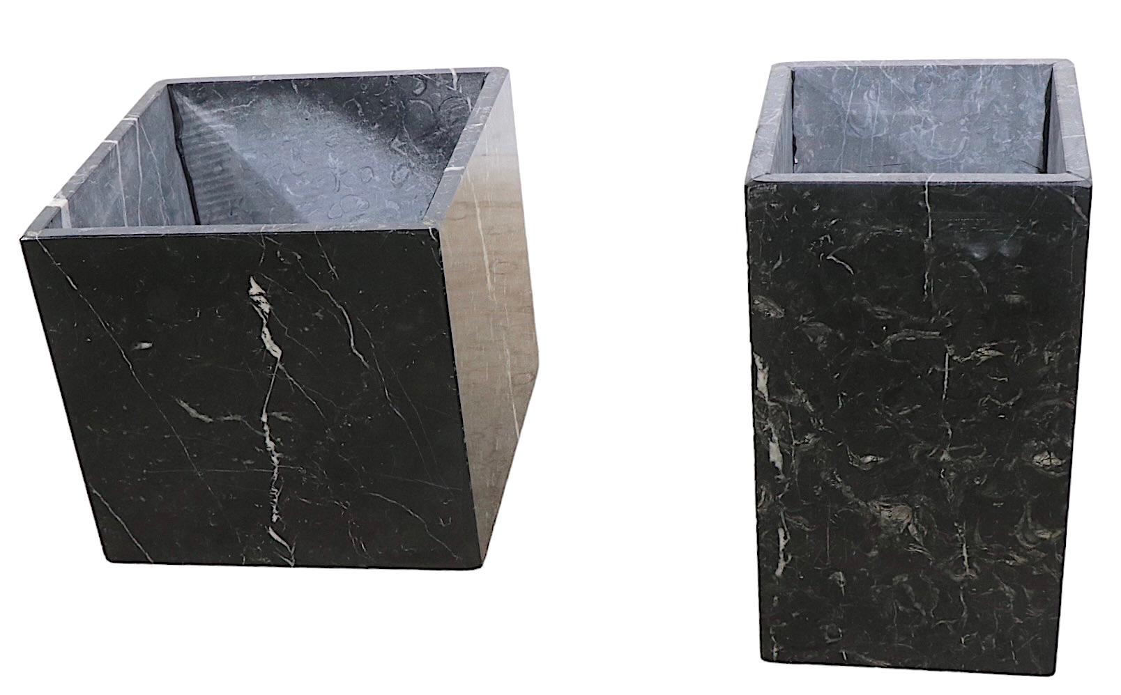 2 bases à piédestal en marbre noir - Bases de table - Jardinières - vers les années 1960/1970 3