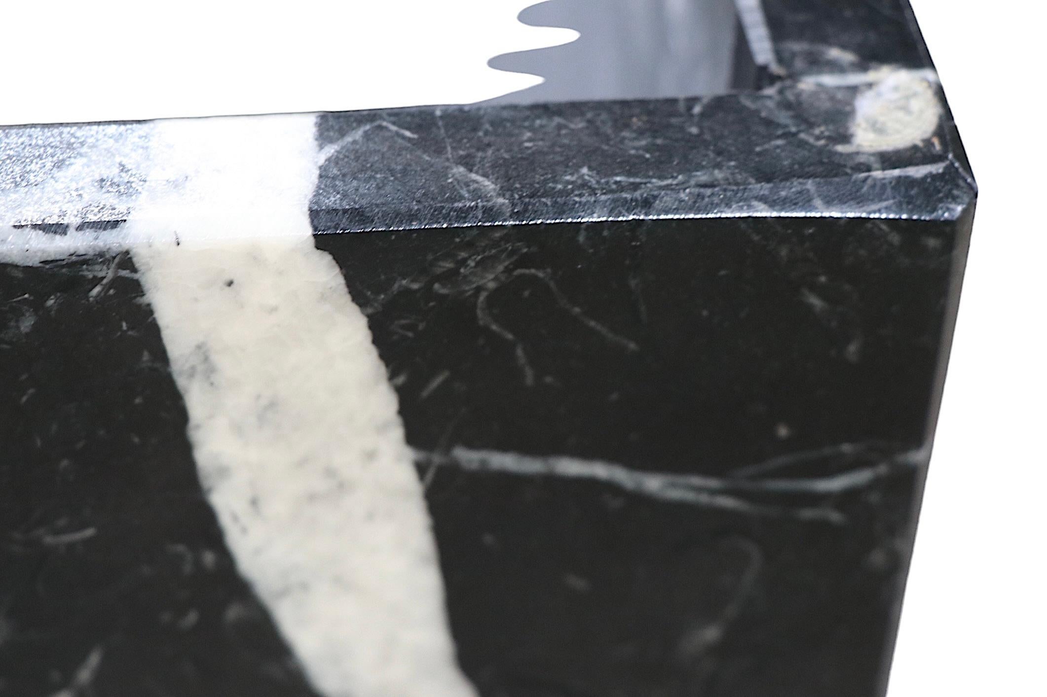 20ième siècle 2 bases à piédestal en marbre noir - Bases de table - Jardinières - vers les années 1960/1970