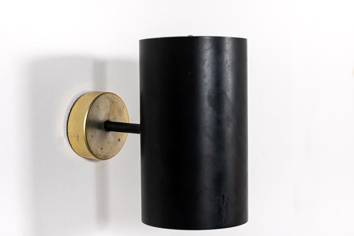 Set of 2 wall lights manufactured by Parscot in the 1950s. Famous French brand, known for minimalist and modern light in the manner of Serge Mouille creations.
Composed of black metal cylinder reflector, and gold aluminium wall base. The cylinder