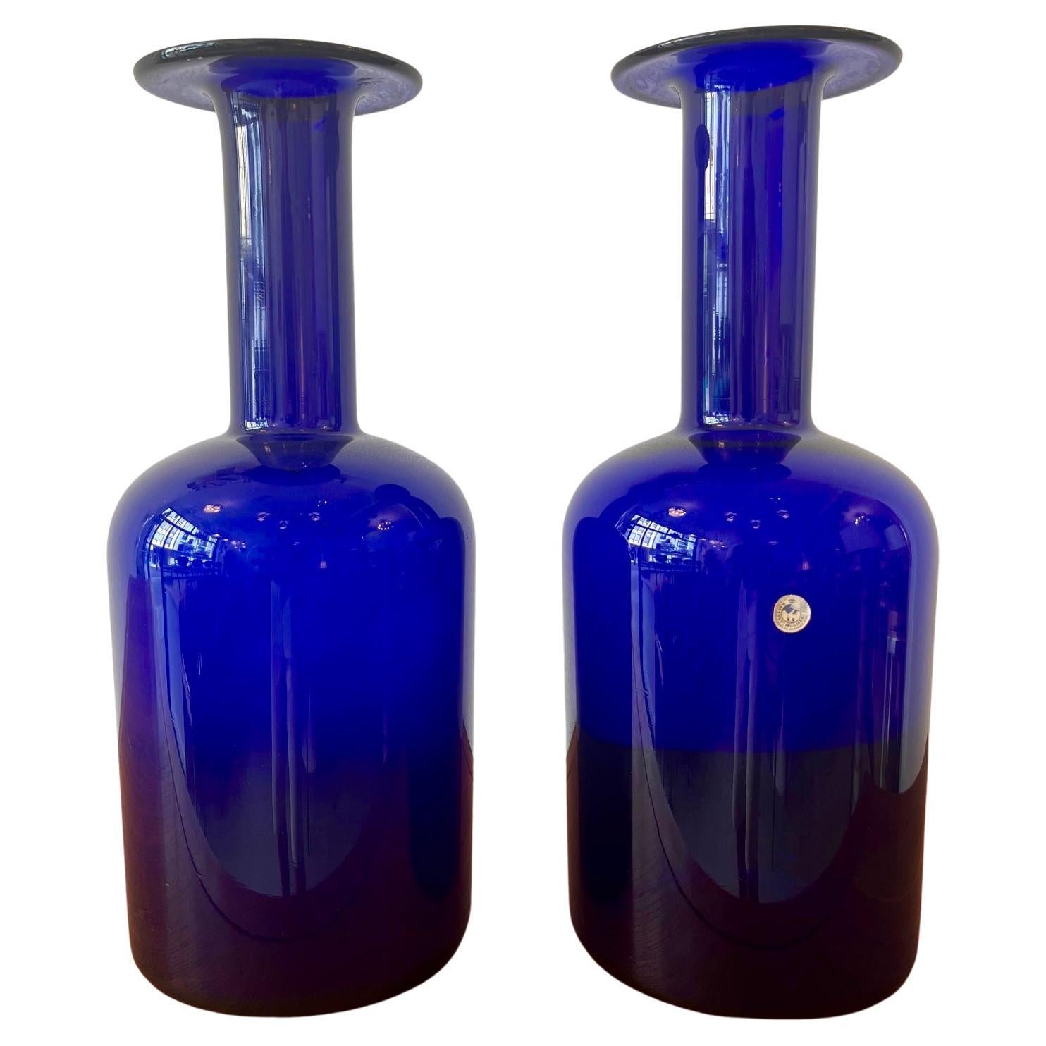 2 Vases en verre bleu "Gulvase" par Otto Bauer produits par Holmegaard, Danemark années 1960