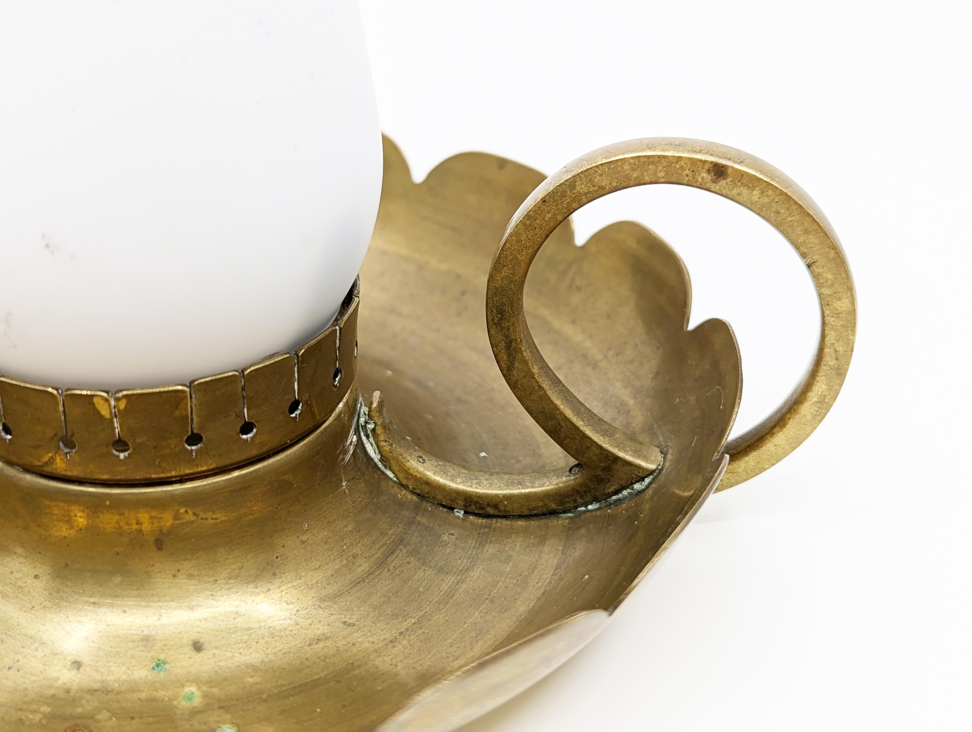 Paire de lampes de chevet en laiton et verre opalin dans le style Arredoluce.
Lampes produites dans les années 40 en Italie, de bonne facture et au design raffiné. Des modèles similaires se retrouvent dans la production contemporaine de sociétés