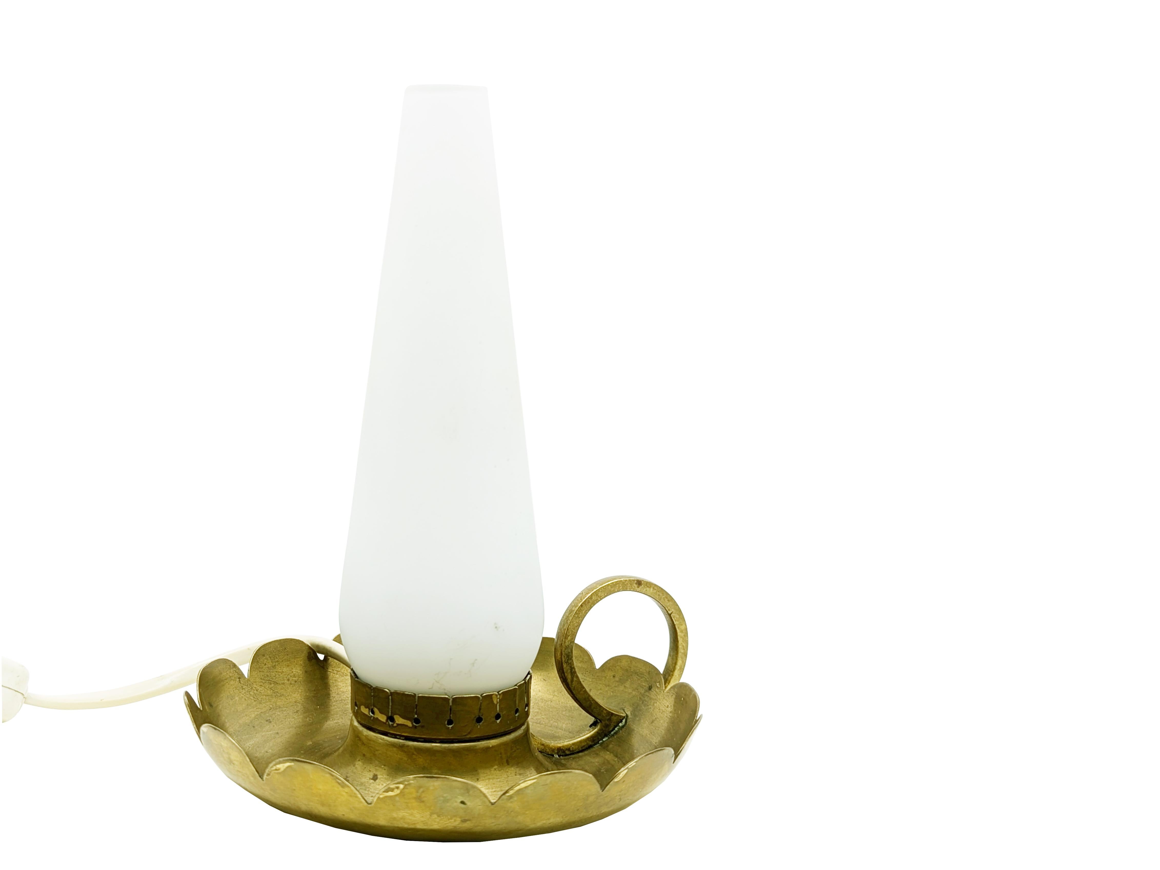 Mid-Century Modern 2 lampes de table de chevet en laiton et verre opalin à la manière d'Arduloce, années 1940 en vente