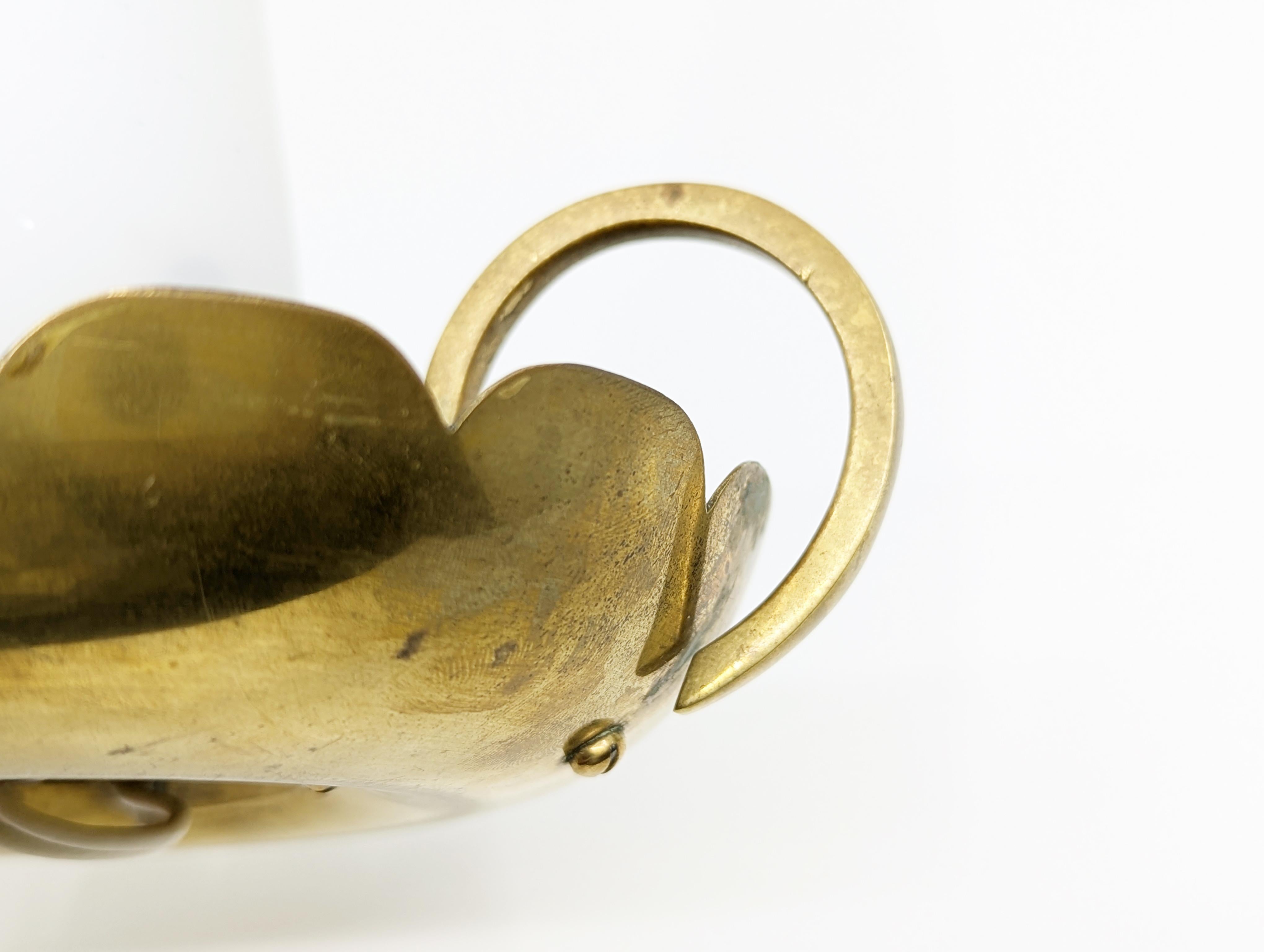 italien 2 lampes de table de chevet en laiton et verre opalin à la manière d'Arduloce, années 1940 en vente