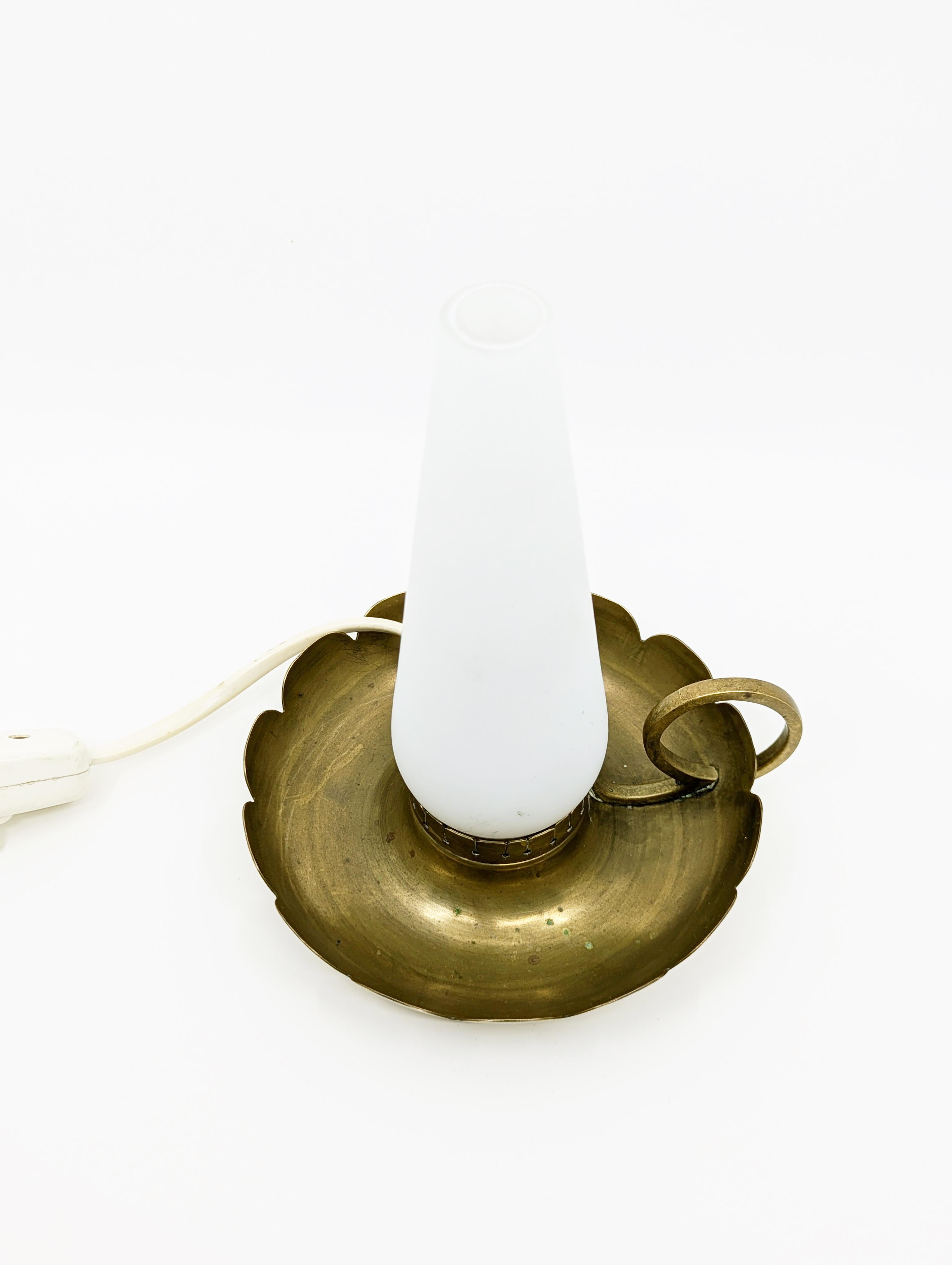 Sablé 2 lampes de table de chevet en laiton et verre opalin à la manière d'Arduloce, années 1940 en vente