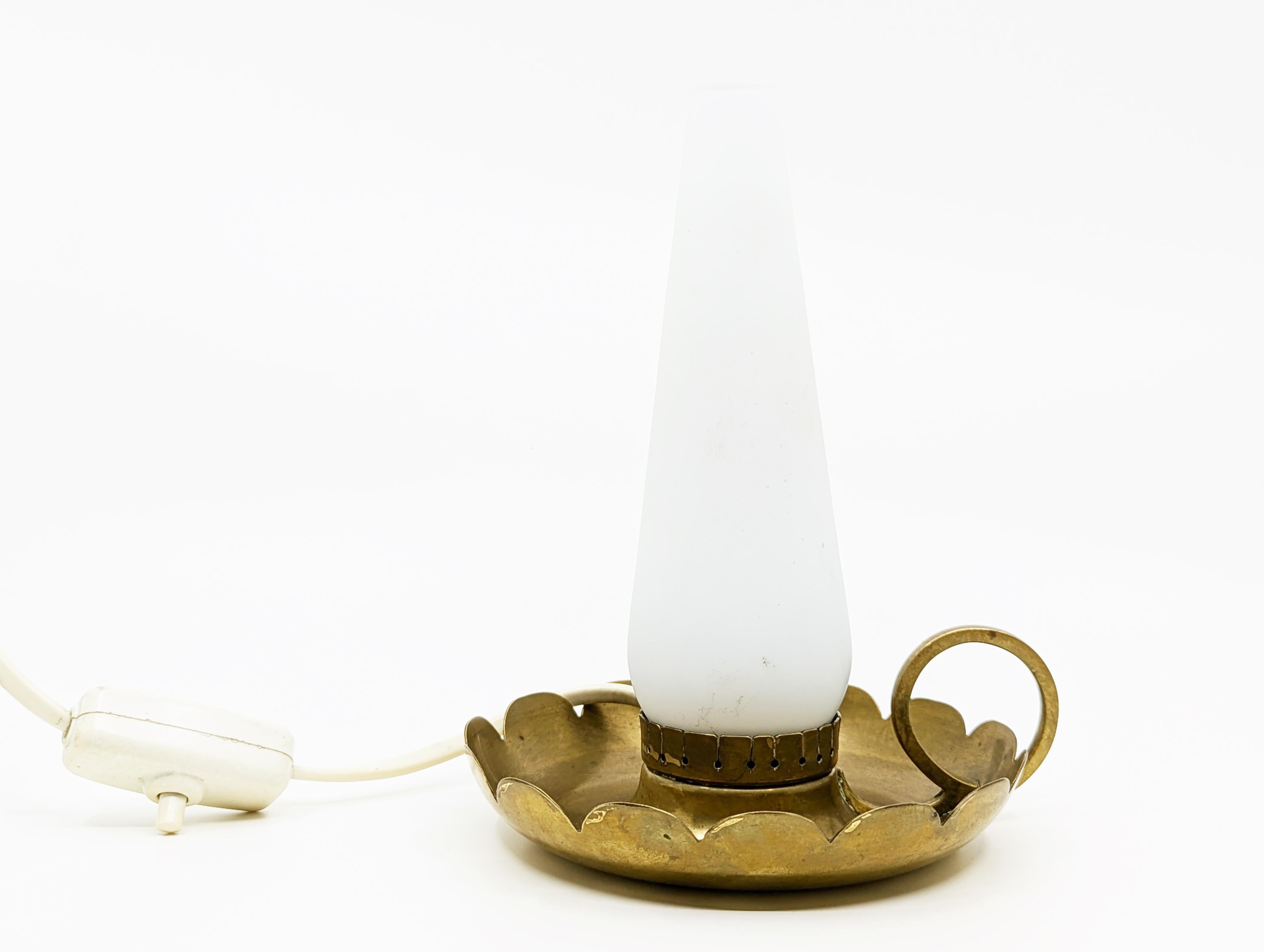 Laiton 2 lampes de table de chevet en laiton et verre opalin à la manière d'Arduloce, années 1940 en vente