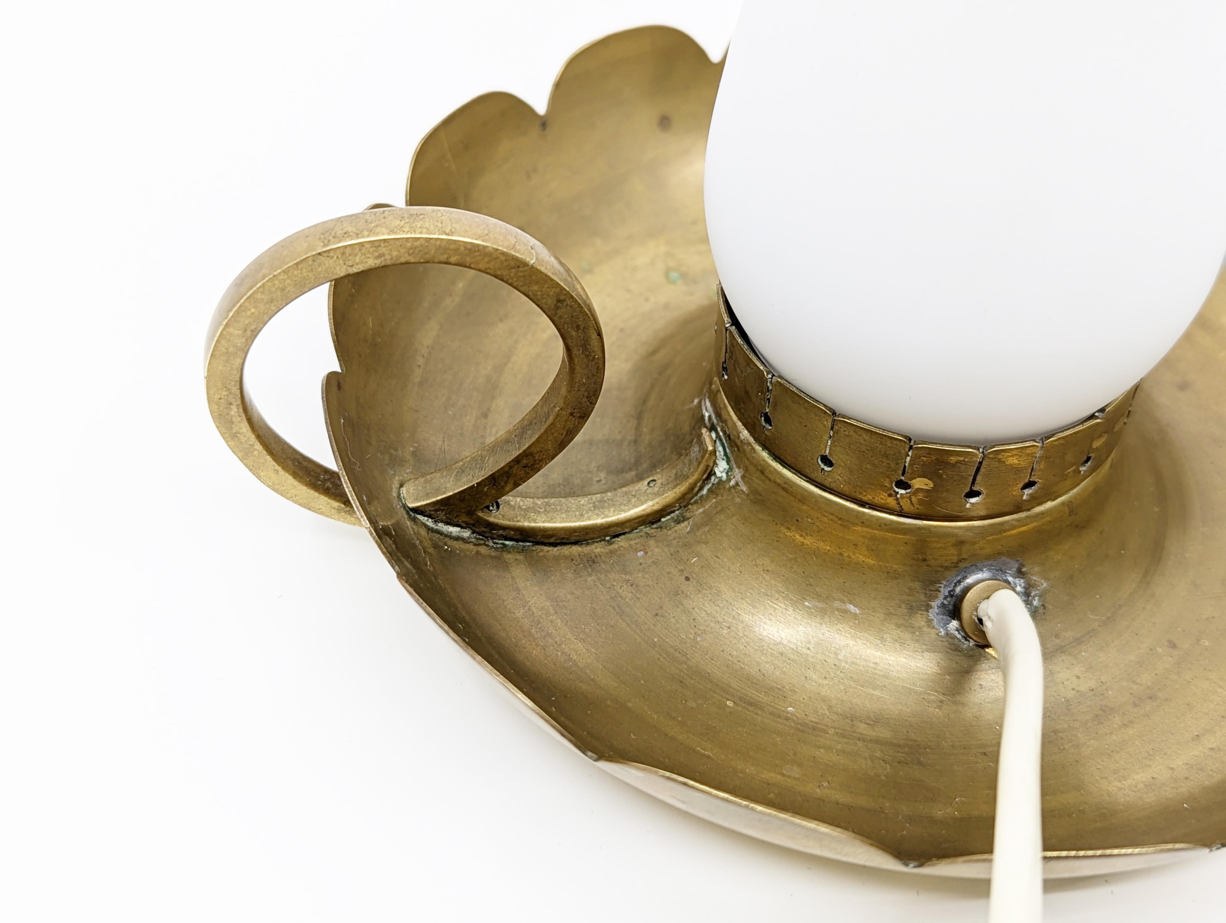 2 lampes de table de chevet en laiton et verre opalin à la manière d'Arduloce, années 1940 en vente 1