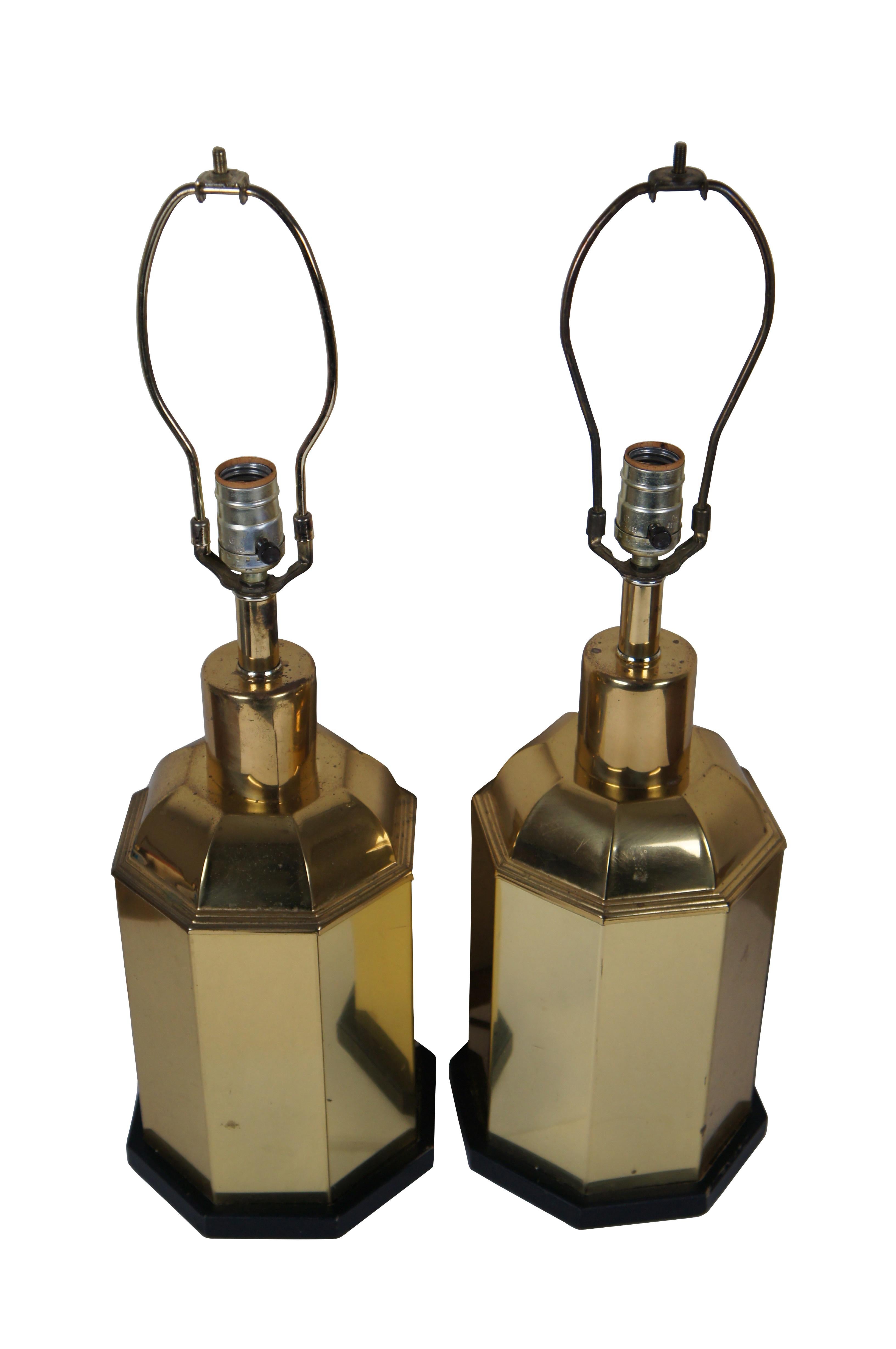 Pair of late 20th century Hollywood Regency / Chinoiserie octagonal brass tea caddy / canister shaped table lamps with black wood bases. 

Dimensions:
8.25