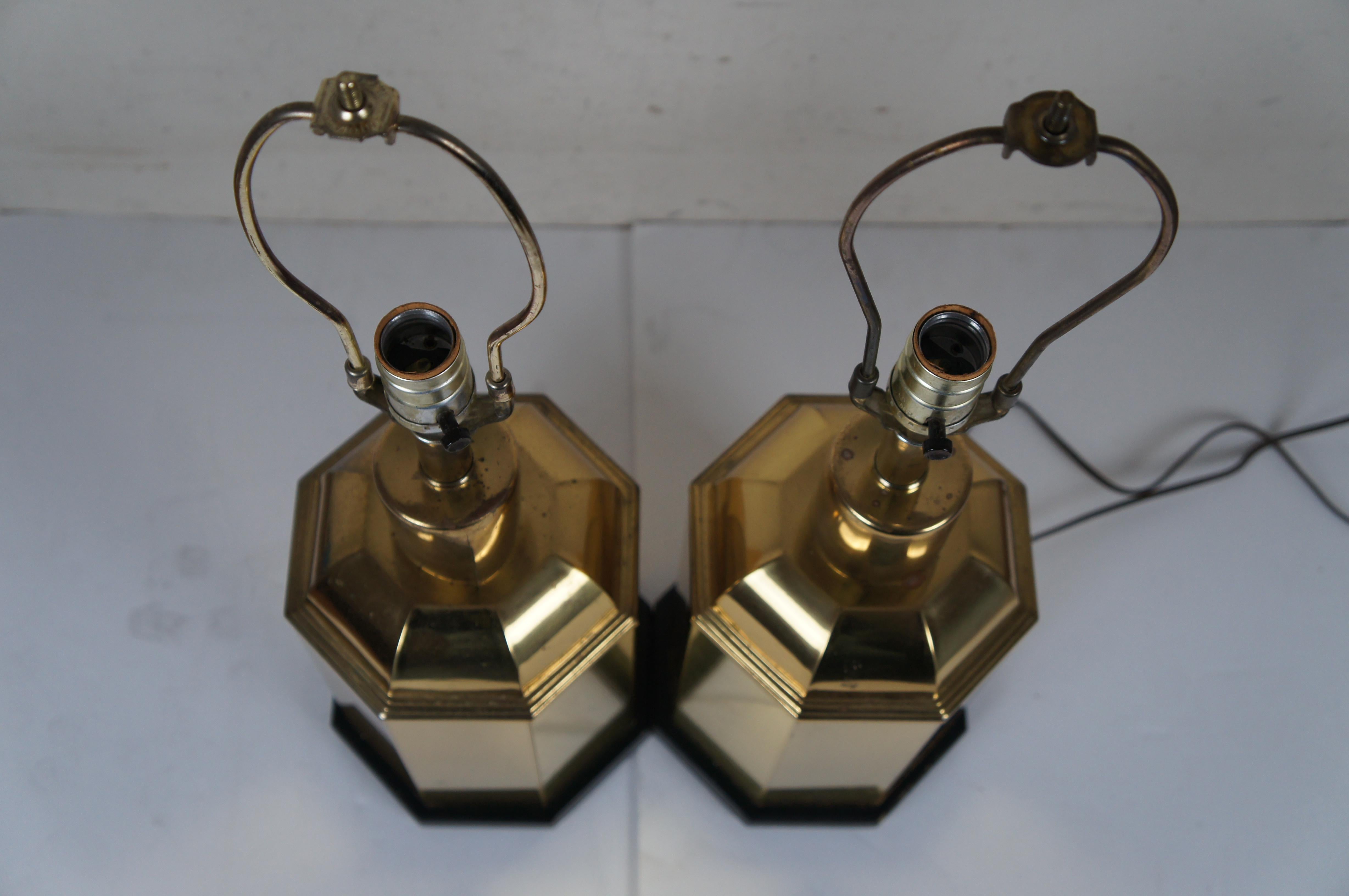 2 achteckige Hollywood-Regency-Teedose/Kanister-Tischlampen aus Messing, Chinoiserie (20. Jahrhundert) im Angebot