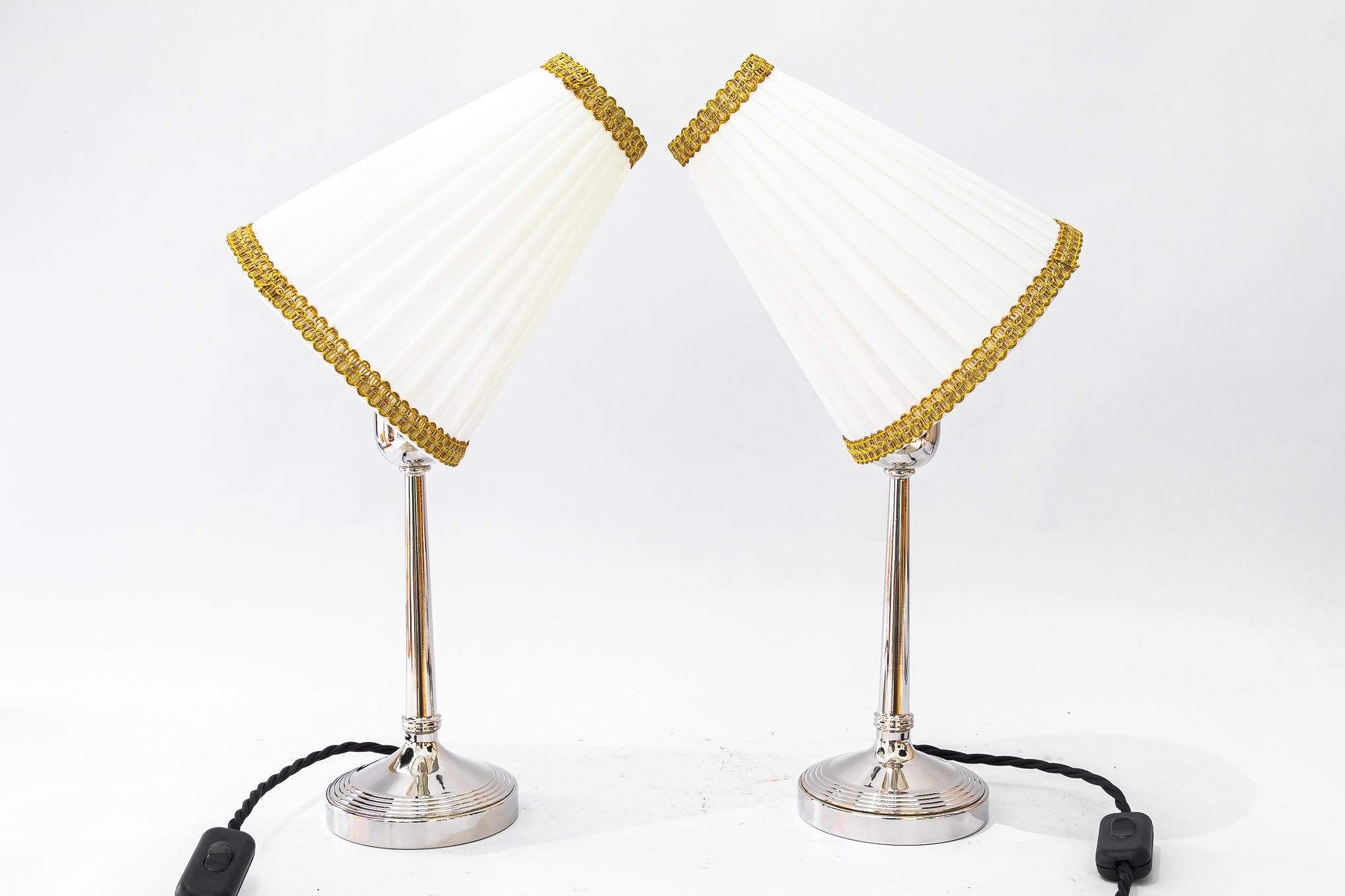 2 lampes de table art déco en laiton nickelé avec abat-jour en tissu vienna vers 1920 en vente 2