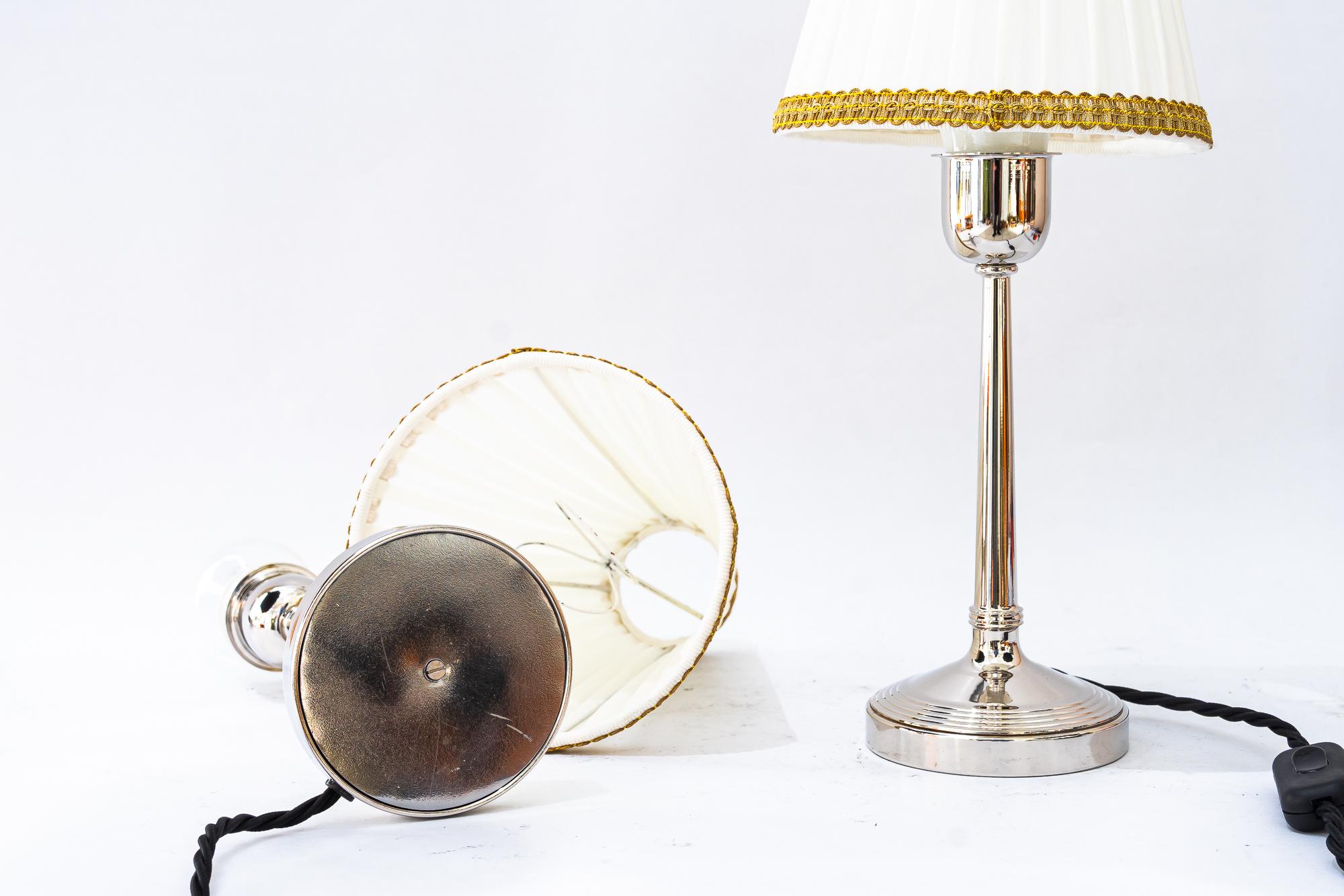 2 lampes de table art déco en laiton nickelé avec abat-jour en tissu vienna vers 1920 en vente 8