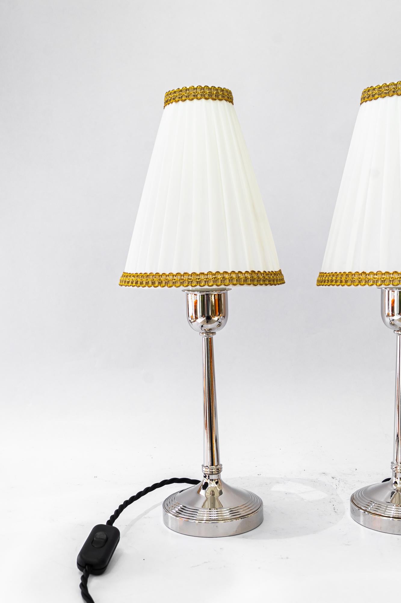 2 lampes de table art déco en laiton nickelé avec abat-jour en tissu vienna vers 1920
Les stores en tissu sont remplacés (neufs).