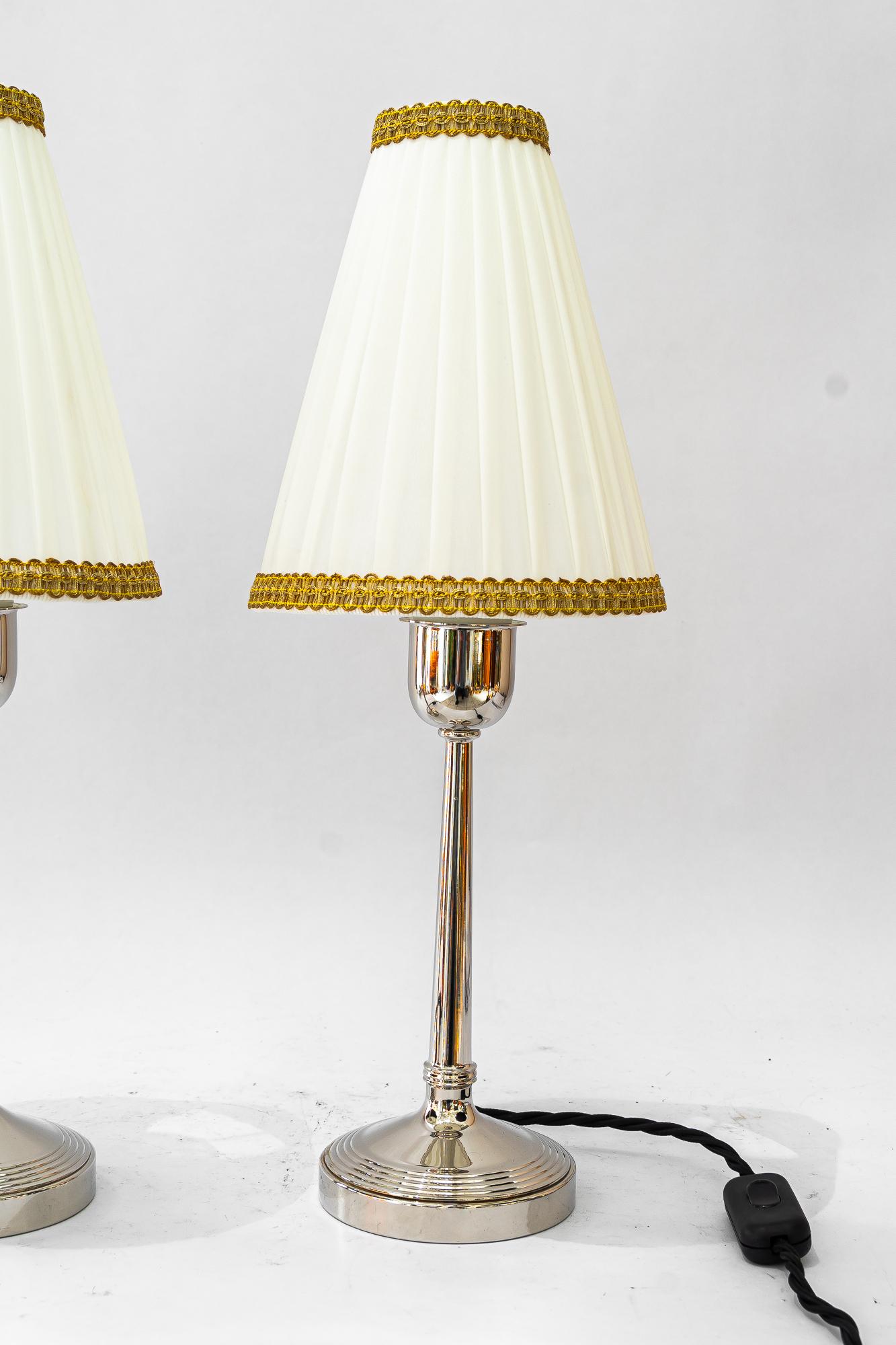 Art déco 2 lampes de table art déco en laiton nickelé avec abat-jour en tissu vienna vers 1920 en vente