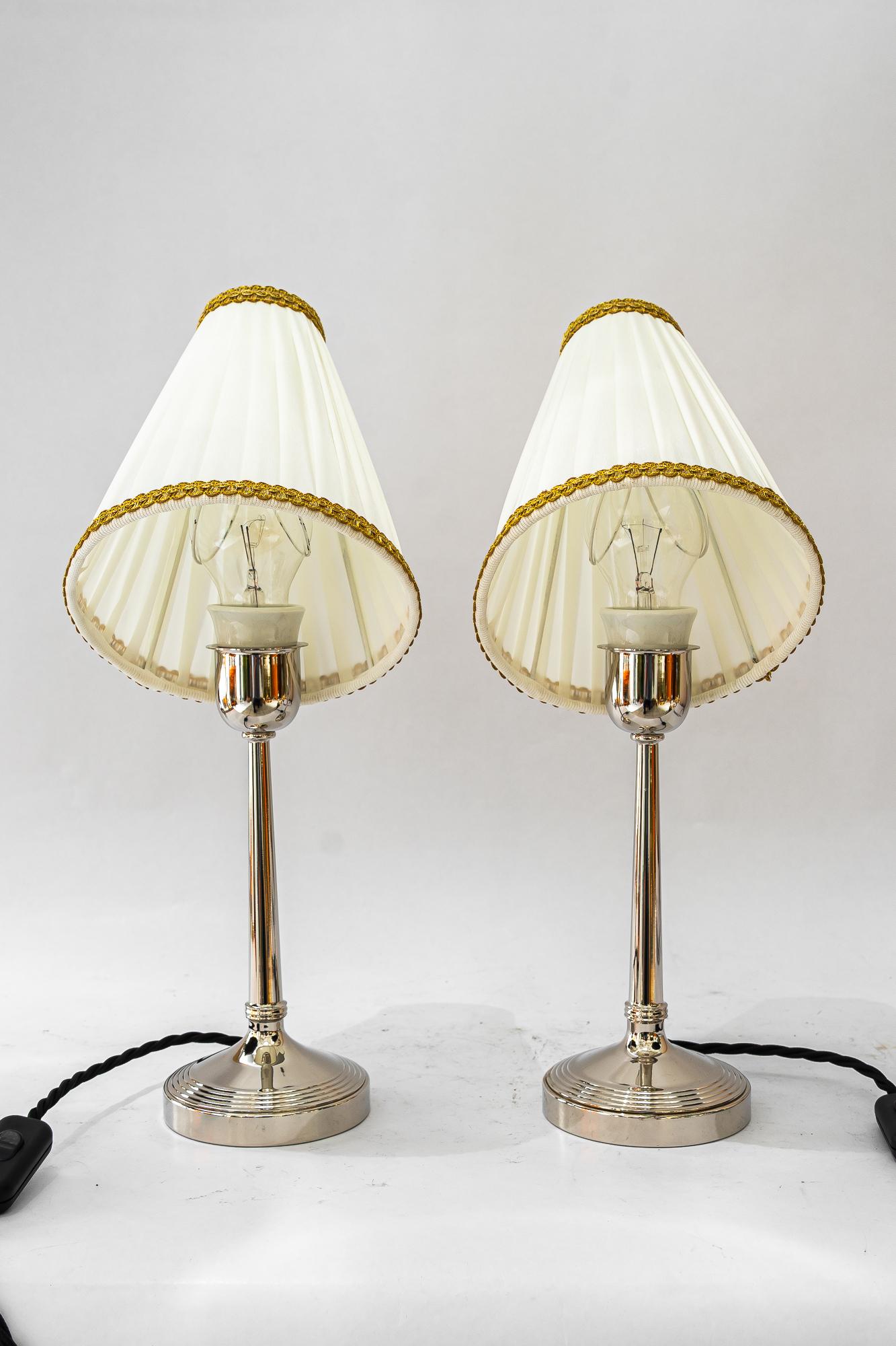 Autrichien 2 lampes de table art déco en laiton nickelé avec abat-jour en tissu vienna vers 1920 en vente