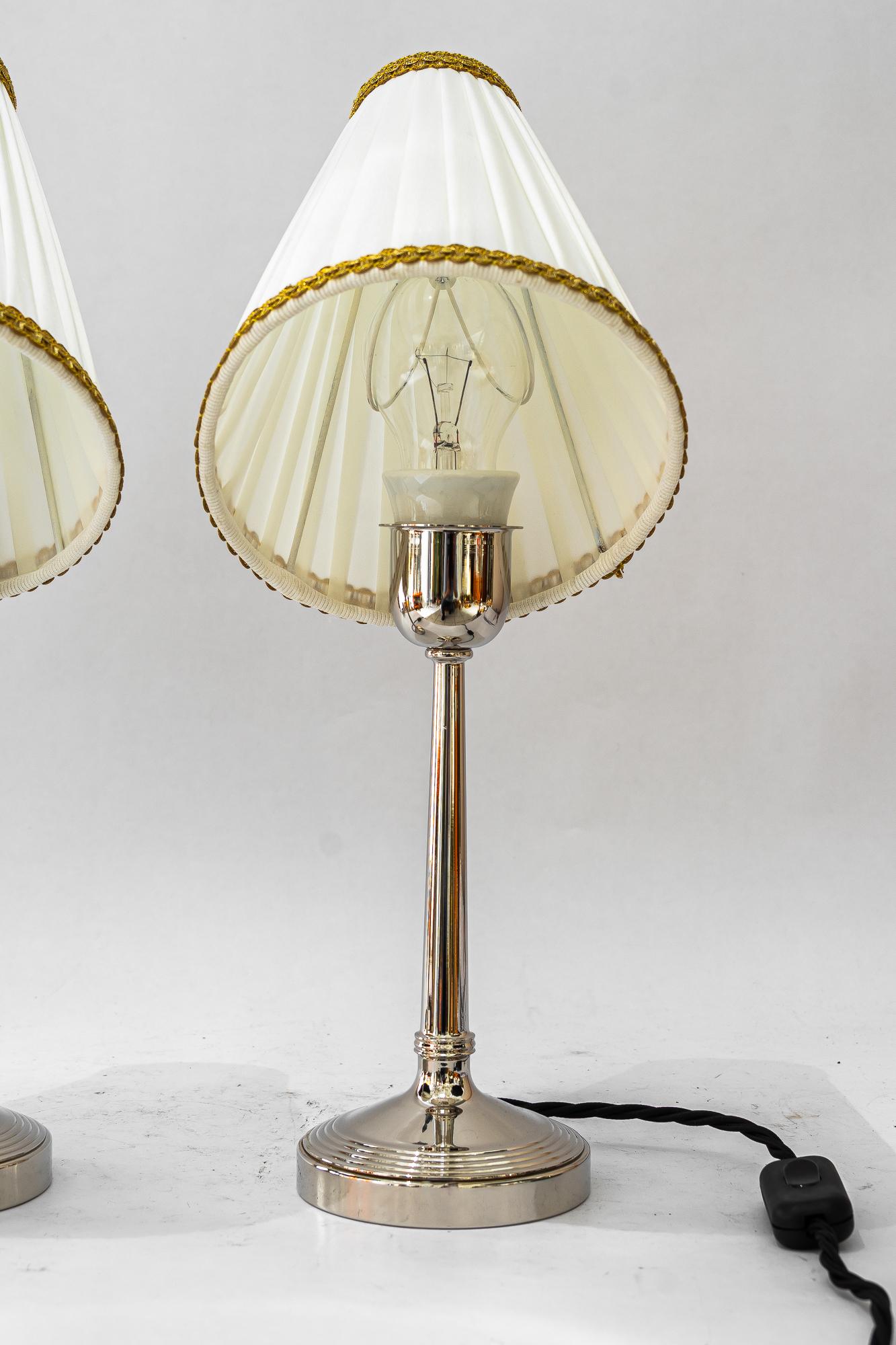 Plaqué 2 lampes de table art déco en laiton nickelé avec abat-jour en tissu vienna vers 1920 en vente