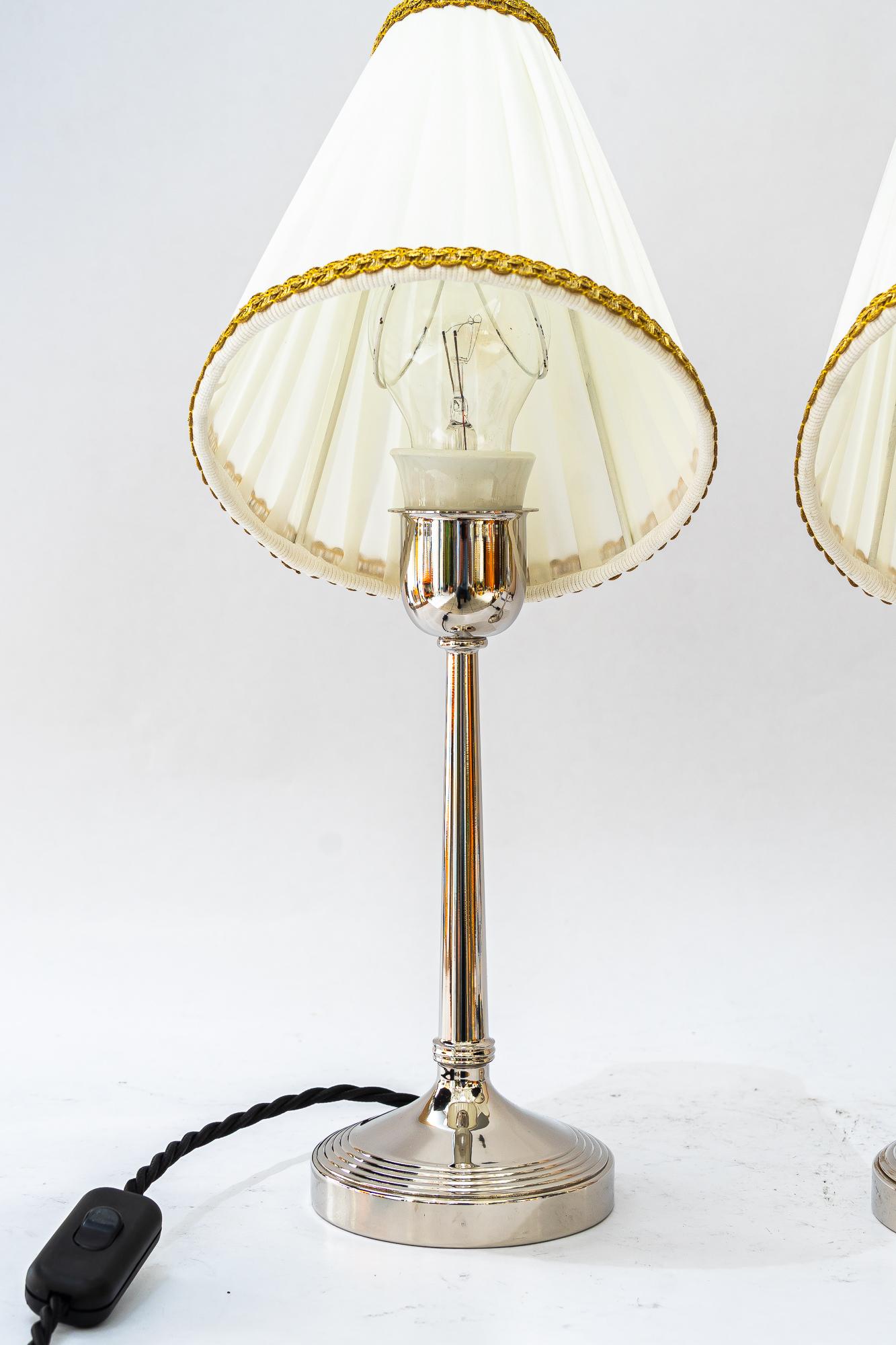 2 lampes de table art déco en laiton nickelé avec abat-jour en tissu vienna vers 1920 Bon état - En vente à Wien, AT