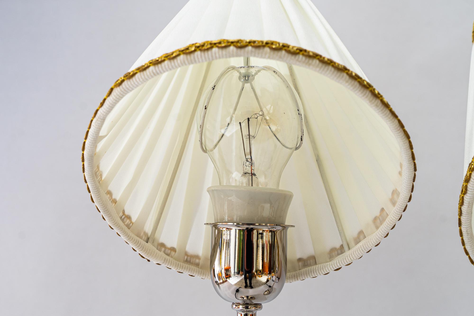 Tissu 2 lampes de table art déco en laiton nickelé avec abat-jour en tissu vienna vers 1920 en vente