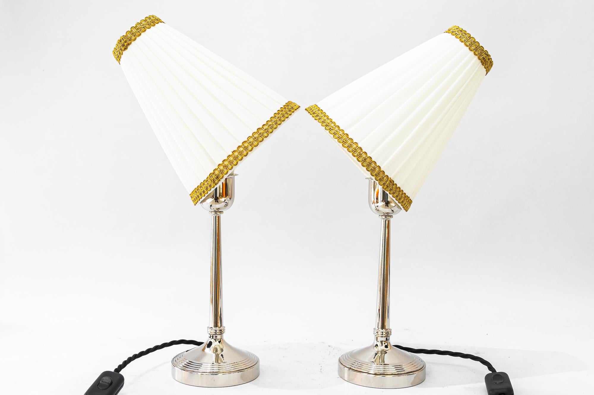 2 lampes de table art déco en laiton nickelé avec abat-jour en tissu vienna vers 1920 en vente 1