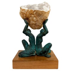 2 figures en bronze  Sculpture soutenant un spécimen de quartz naturel