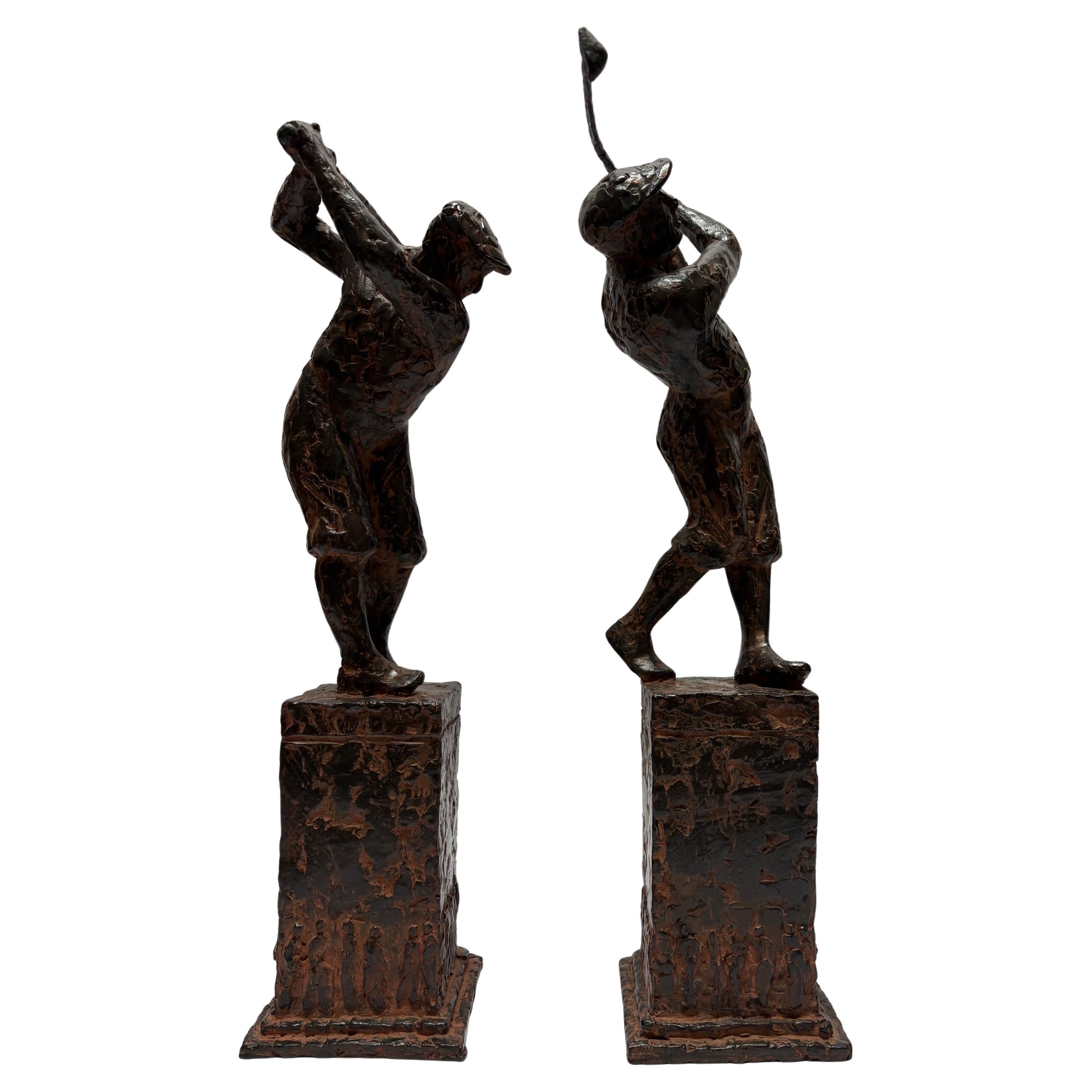 2 sculture in bronzo raffiguranti giocatori di golf firmate da Charles Dumernit in vendita