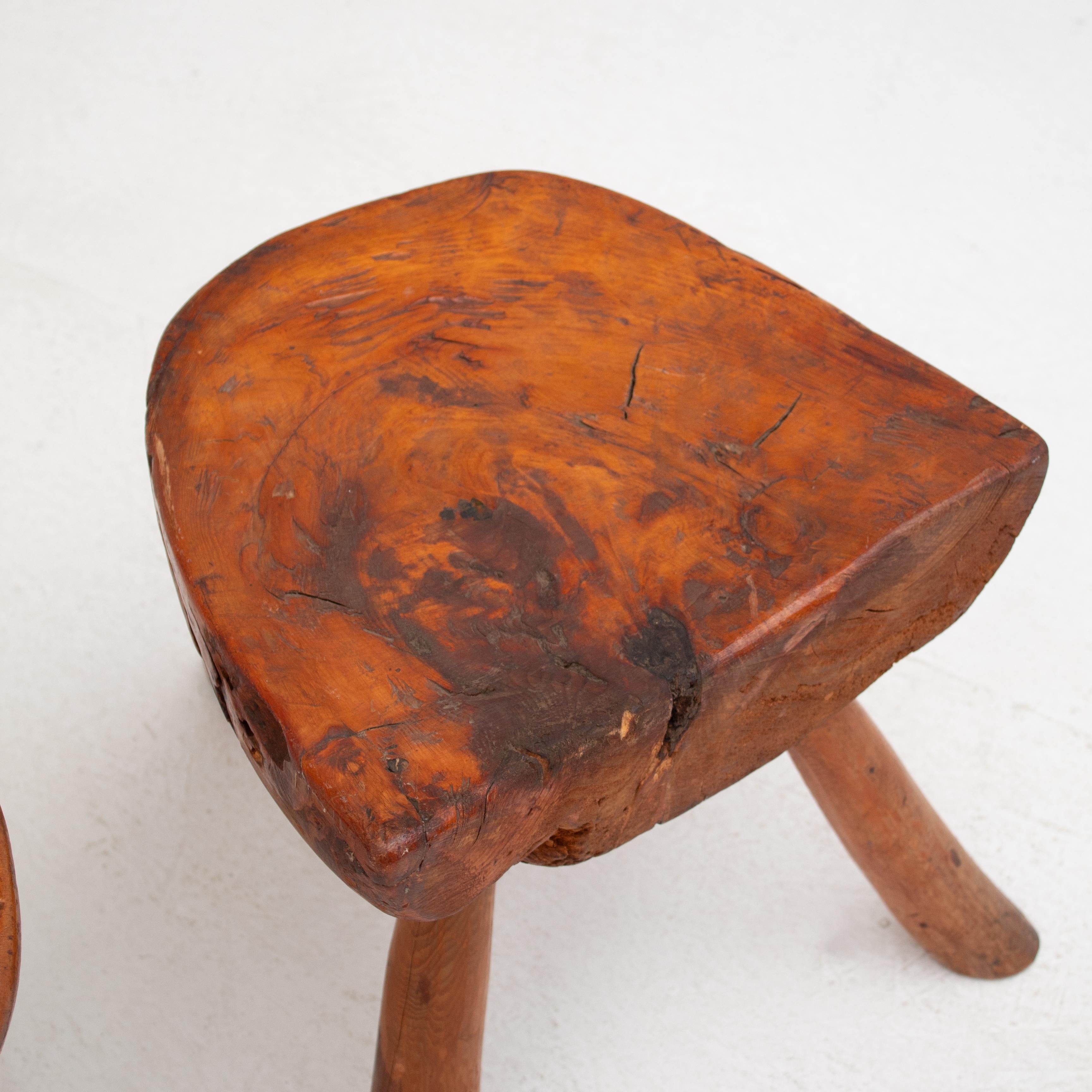 2 Brutalistische Hocker (Holz) im Angebot