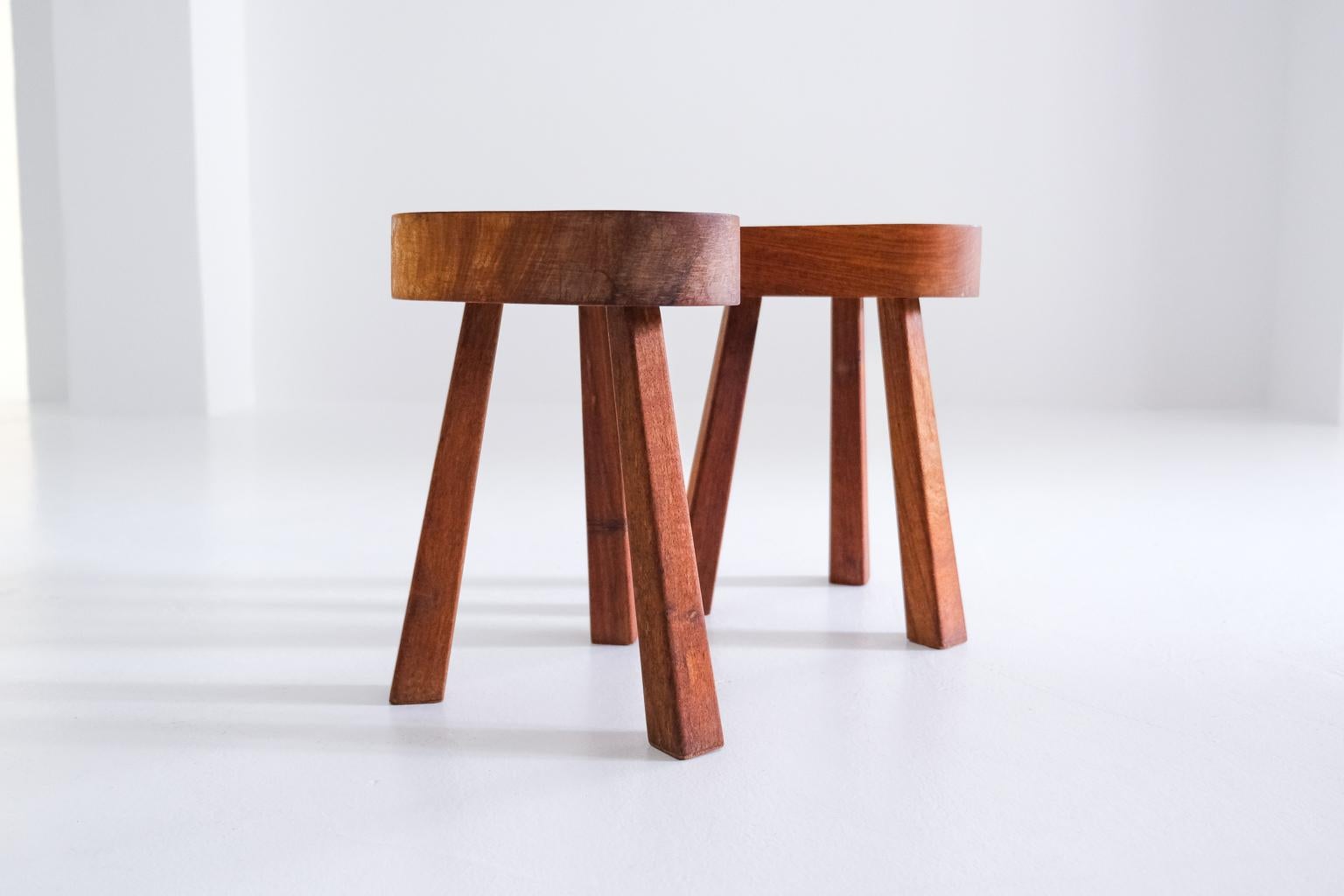 2 brutalist stools or sidetables of solid wood in the style of Chapo or Perriand In Good Condition For Sale In Frankfurt am Main, DE