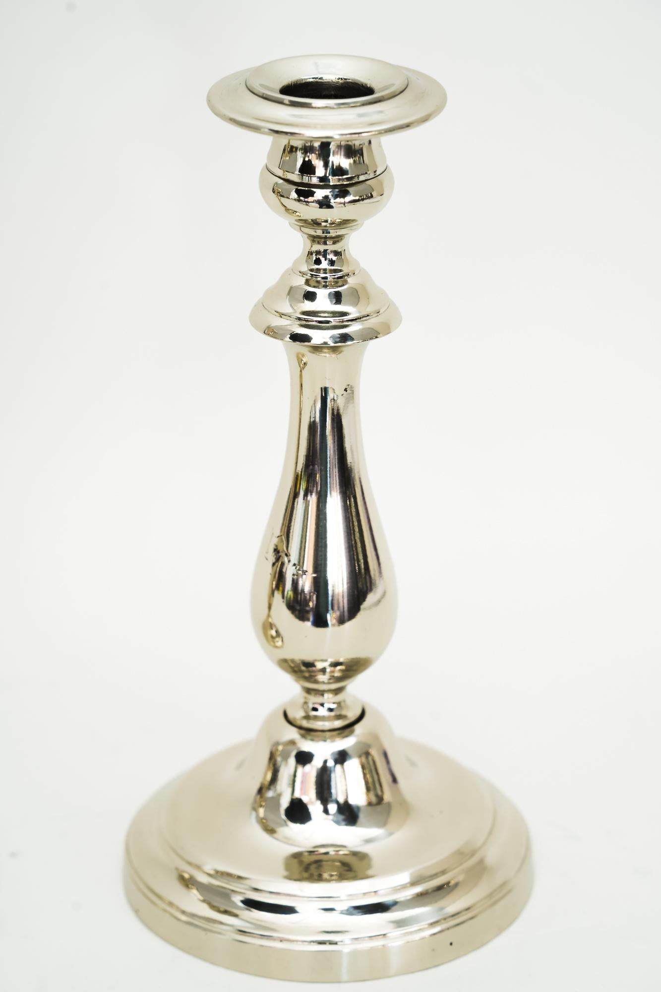 2 Kerzenhalter aus Alpaka „Weißes Metall“ um 1920 (Art déco) im Angebot