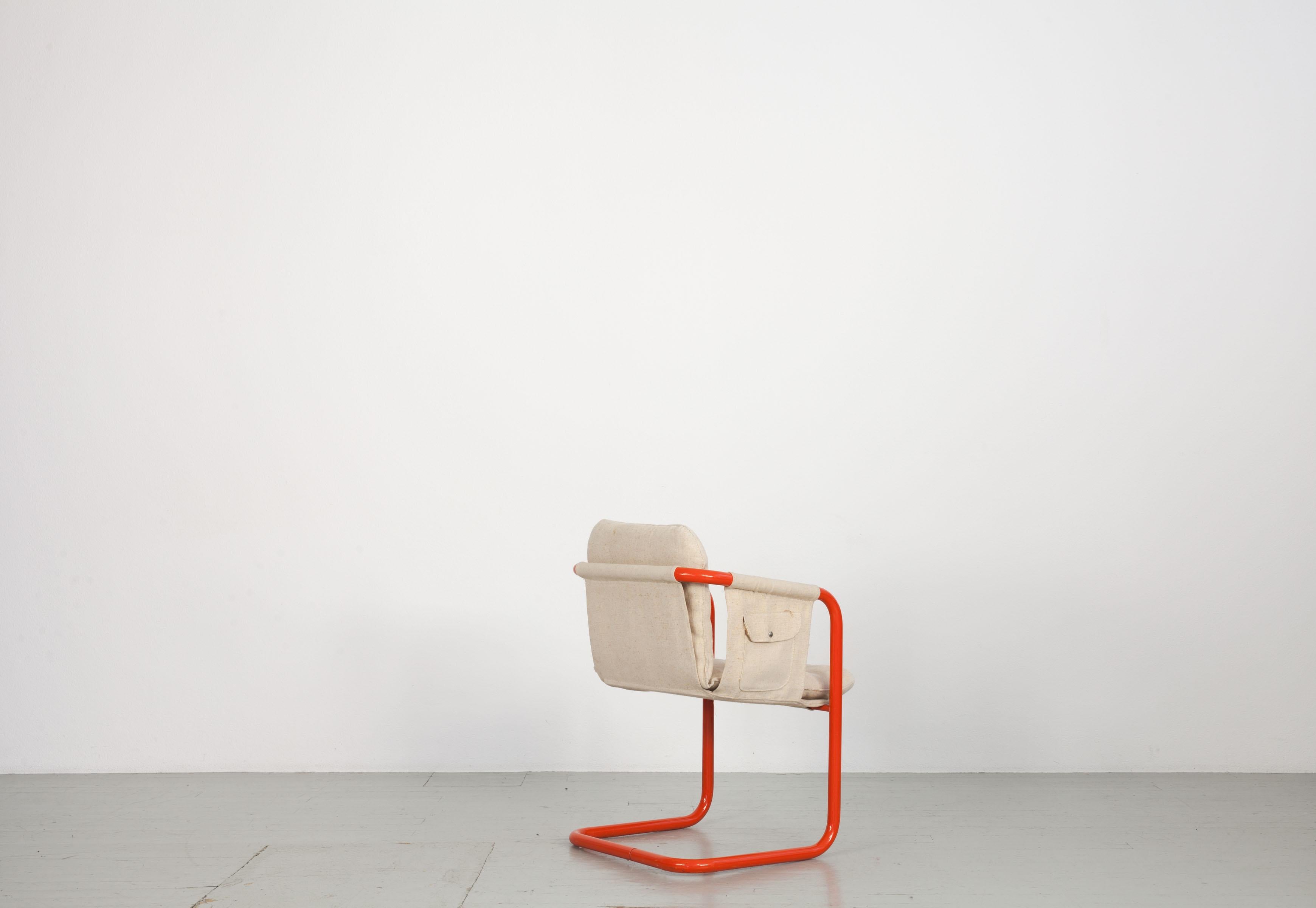 This set of 2 chairs was made in the style of Gae Aulenti. The light linen upholstery contrasts with the orange tubular steel frame. The chairs are in good condition.
Do not hesitate to contact us for further details