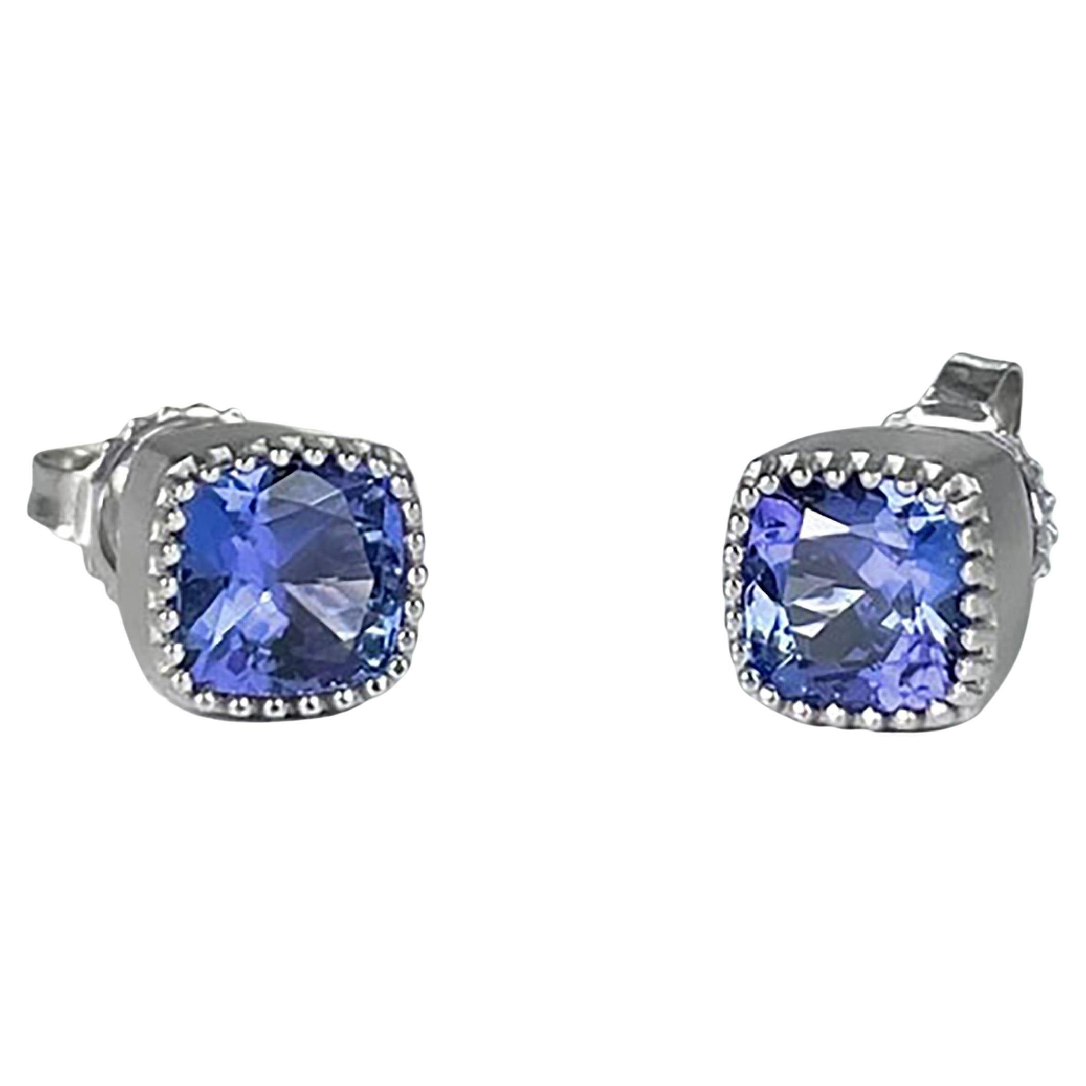 Orecchini con tanzanite in oro bianco 14K da 2 carati di Ellie Thompson
