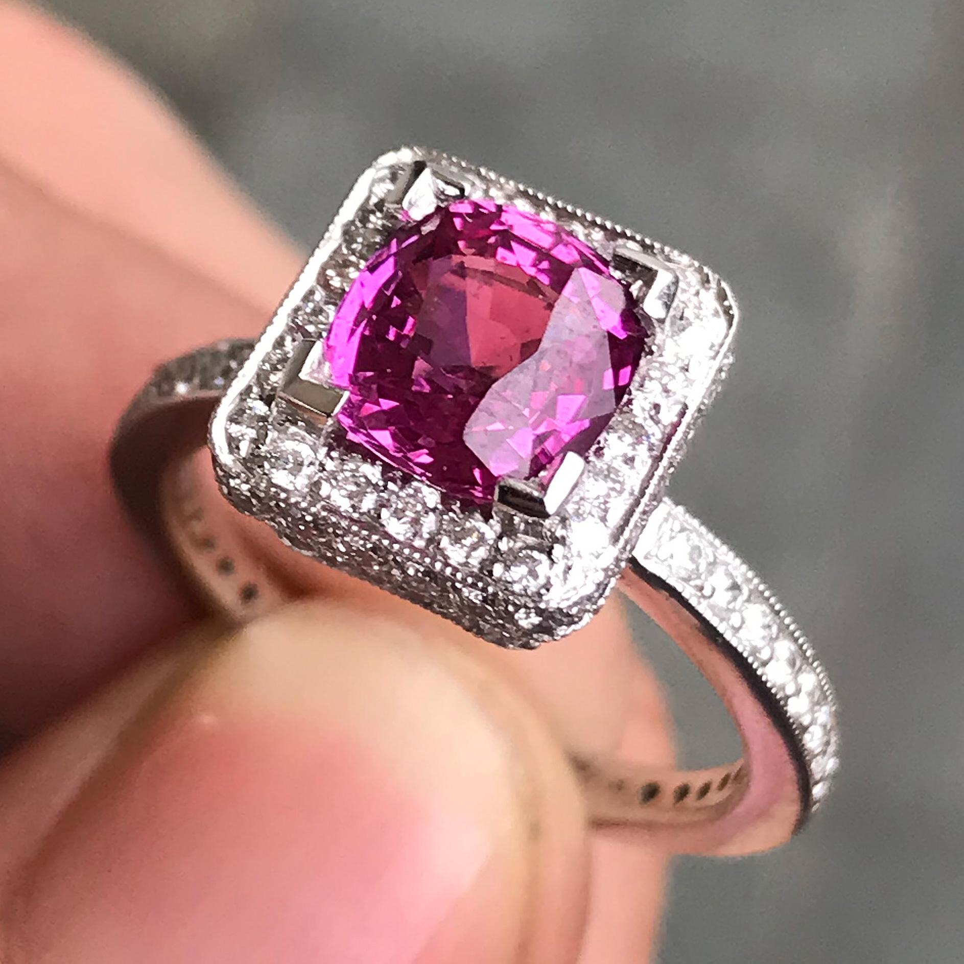 B4982003

3,00 Quilate  ¡+ Peso total, gran zafiro rosa fantasía natural en cojín y anillo de diamantes en platino GIA!

Información sobre el zafiro:

1. Peso en quilates: 2,00 quilates +

2. Color: rosa

3. Tono:  Medio - Agradable, 7,0 sobre