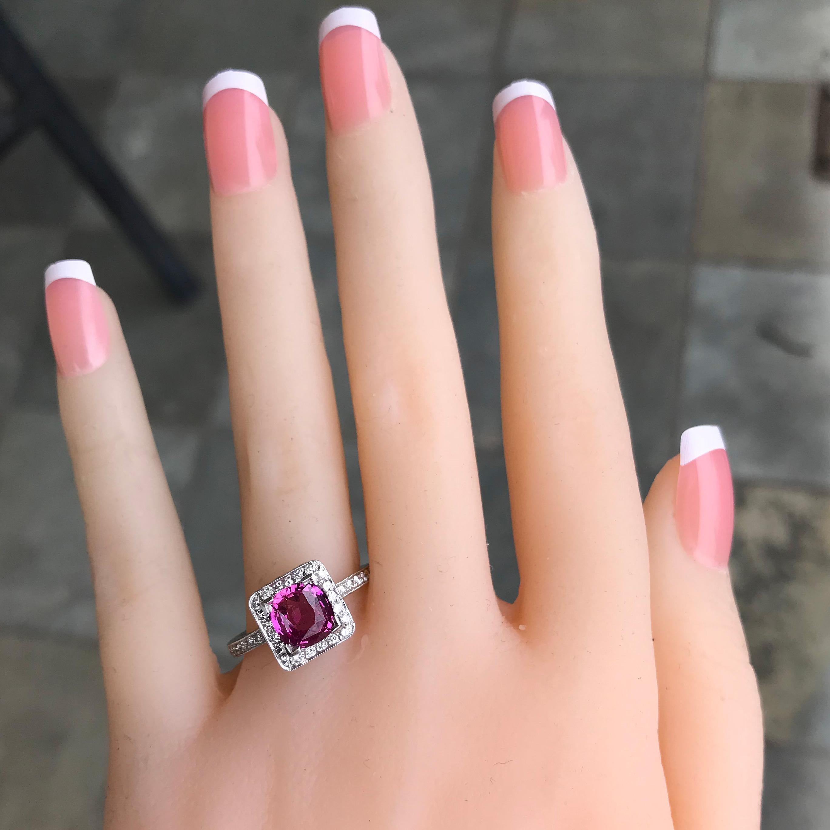 Anillo de diamantes y zafiro rosa fantasía natural de 2 quilates y cojín Platino Corte redondo en venta