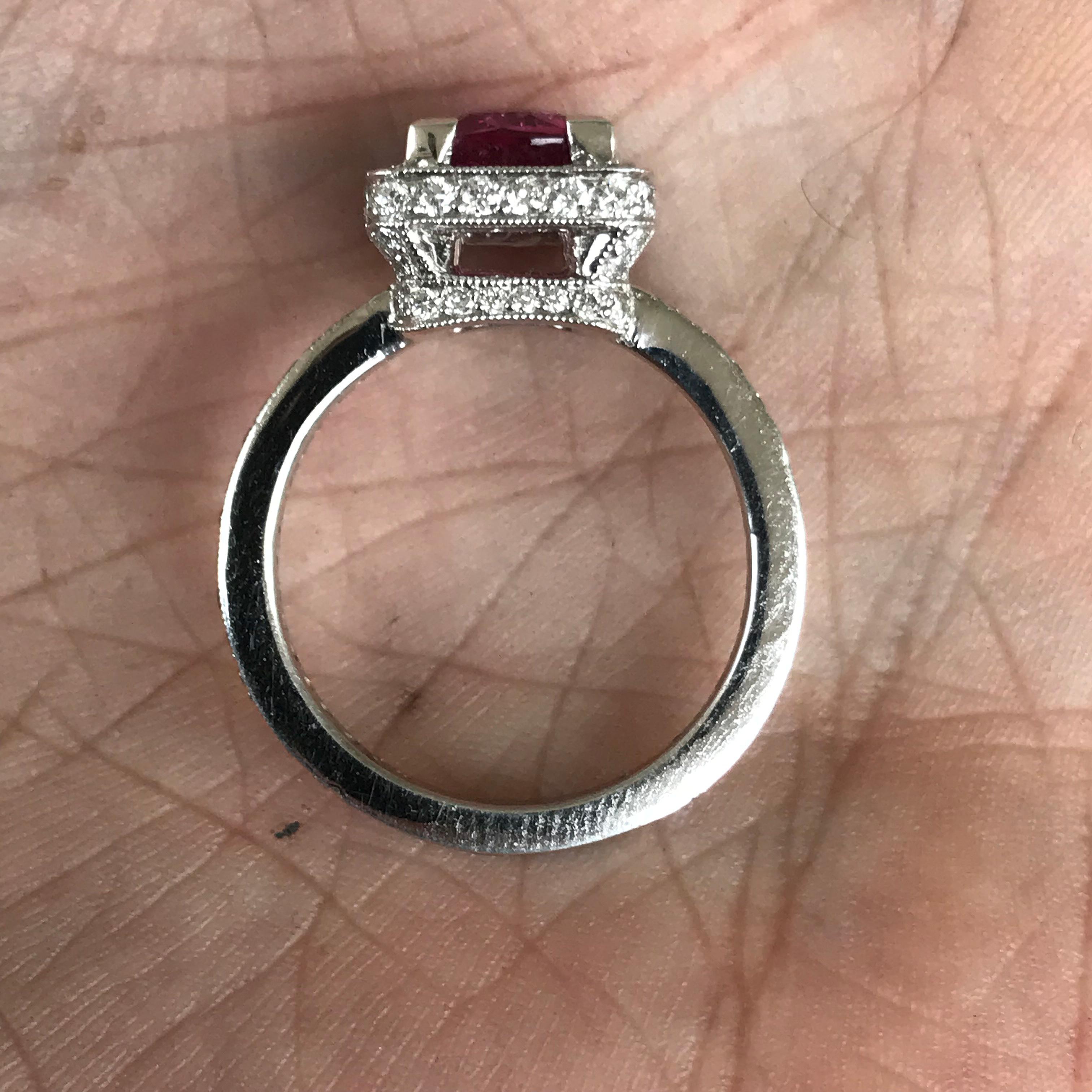 Anillo de diamantes y zafiro rosa fantasía natural de 2 quilates y cojín Platino en Nuevo estado para la venta en West Hollywood, CA
