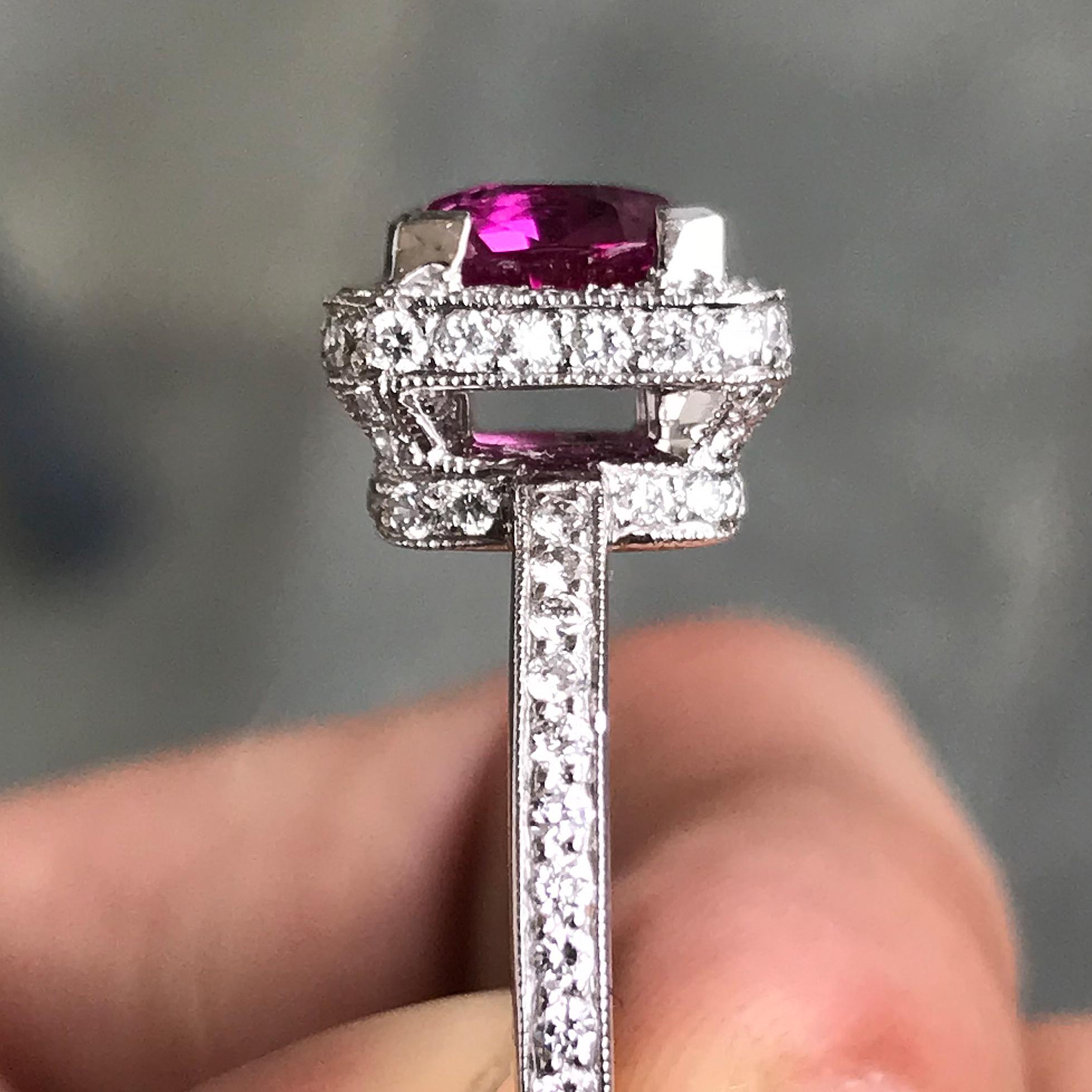 De las mujeres Anillo de diamantes y zafiro rosa fantasía natural de 2 quilates y cojín Platino en venta