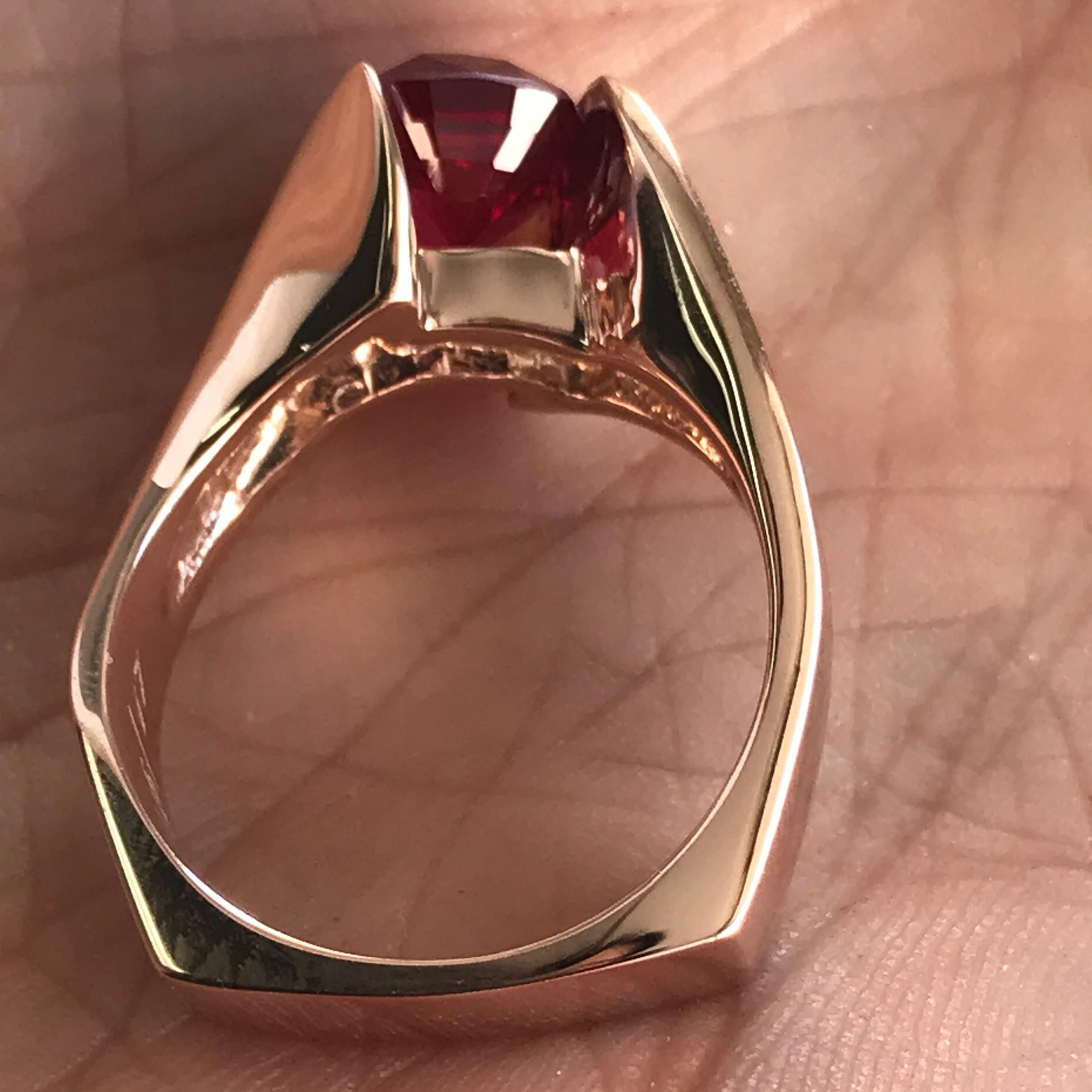 Anillo de oro rosa con espinela rosa en cojín de 2 quilates aproximadamente, Ben Dannie Moderno en venta