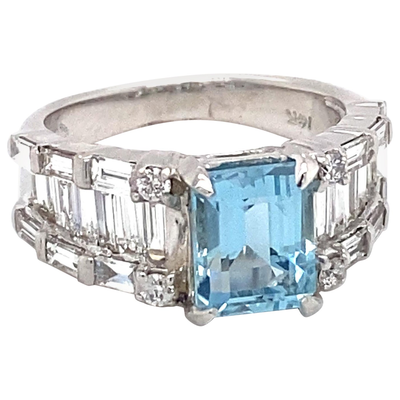 Detalles del artículo: Esta aguamarina tiene un hermoso color azul Santa María con brillantes diamantes de acento.

Alrededor del año 2000
Tipo de Metal: oro Blanco 14 Kilates
Peso: 5.1 gramos
Talla: US 5.75, redimensionable

Detalles del