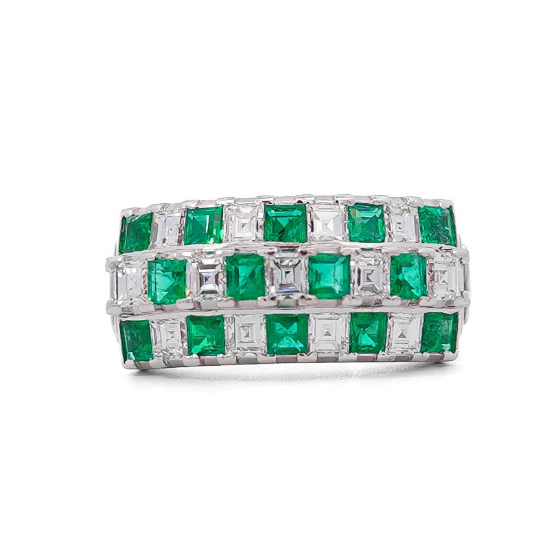 Bague de style damier en émeraude naturelle et diamant de 2 carats au total, taille 7. Montée en platine 900. 

Détails :
Type d'article : Bague de déclaration
Métal : Platine 900
Taille : 7 (réglable)
Poids : 5.01 grammes

Détails du diamant :
Type