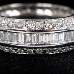 Fede nuziale “Eternity” con diamanti a forma di baguette e rotondi da 2 carati in oro bianco 18k