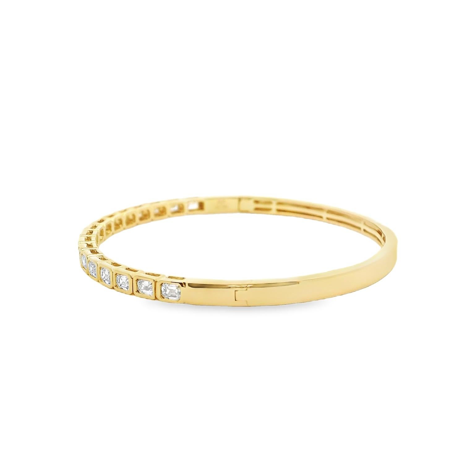 Moderne Bracelet jonc en or jaune 18 carats serti d'un diamant taille émeraude de 1,94 carat en vente