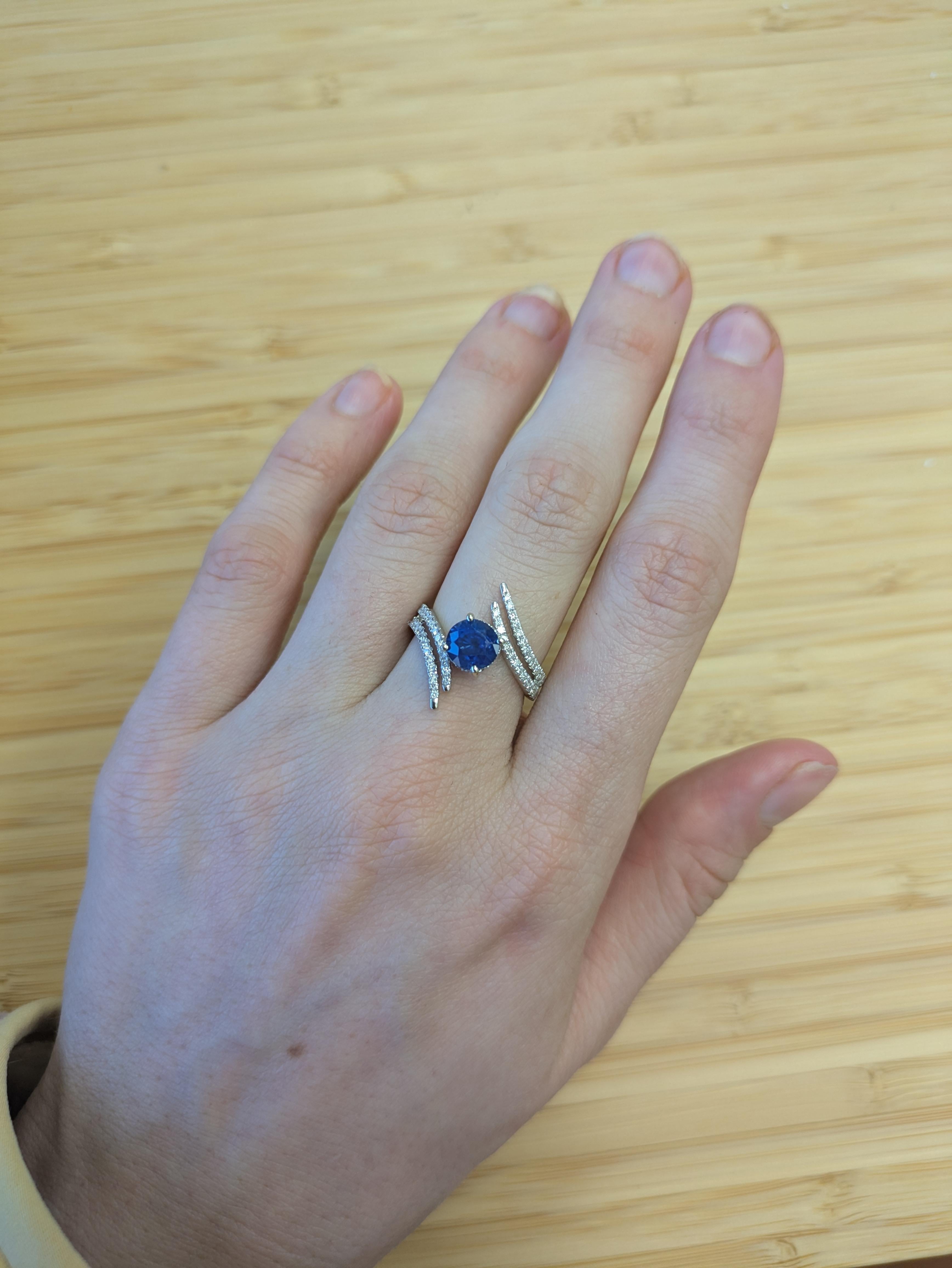 Fai una dichiarazione audace con questo anello con zaffiro di Ceylon da 2 carati, incastonato in oro massiccio 14K. I diamanti estratti dalla terra rivestono l'esclusivo gambo a pavé bypass, creando un grazioso vortice intorno alla vibrante pietra